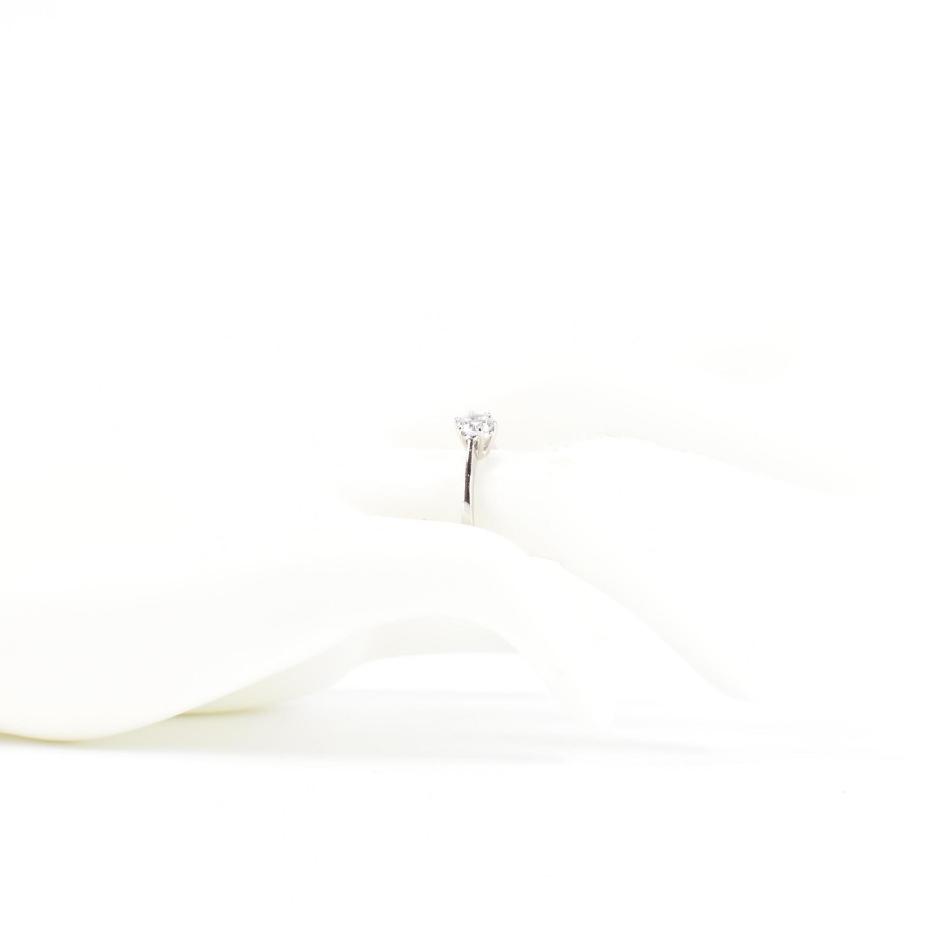 HALLMARKED 18CT GOLD & CZ SOLITAIRE RING - Image 6 of 6