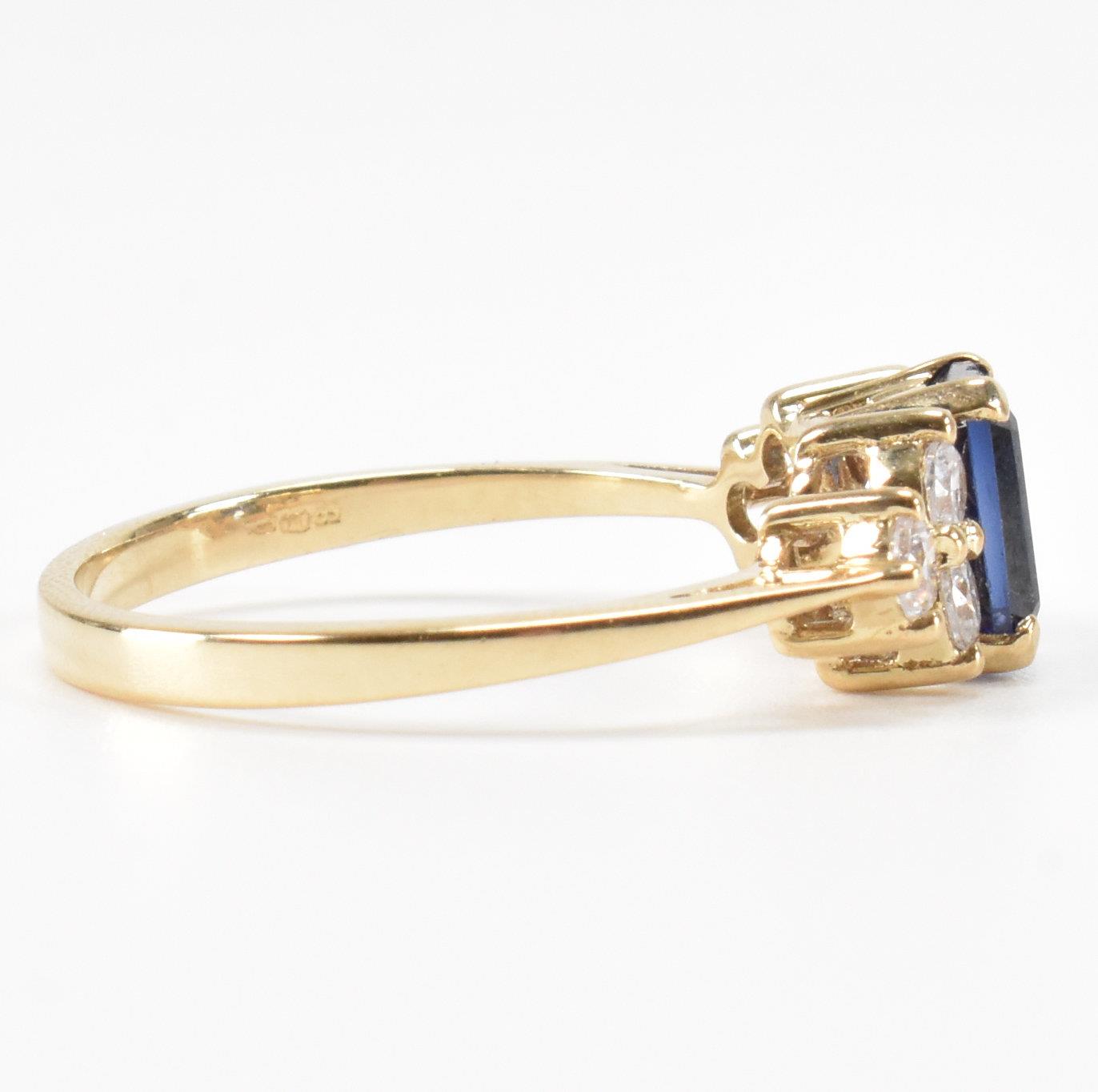 HALLMARKED 9CT GOLD SYNTHETIC SAPPHIRE & CZ THREE STONE RING - Image 5 of 8