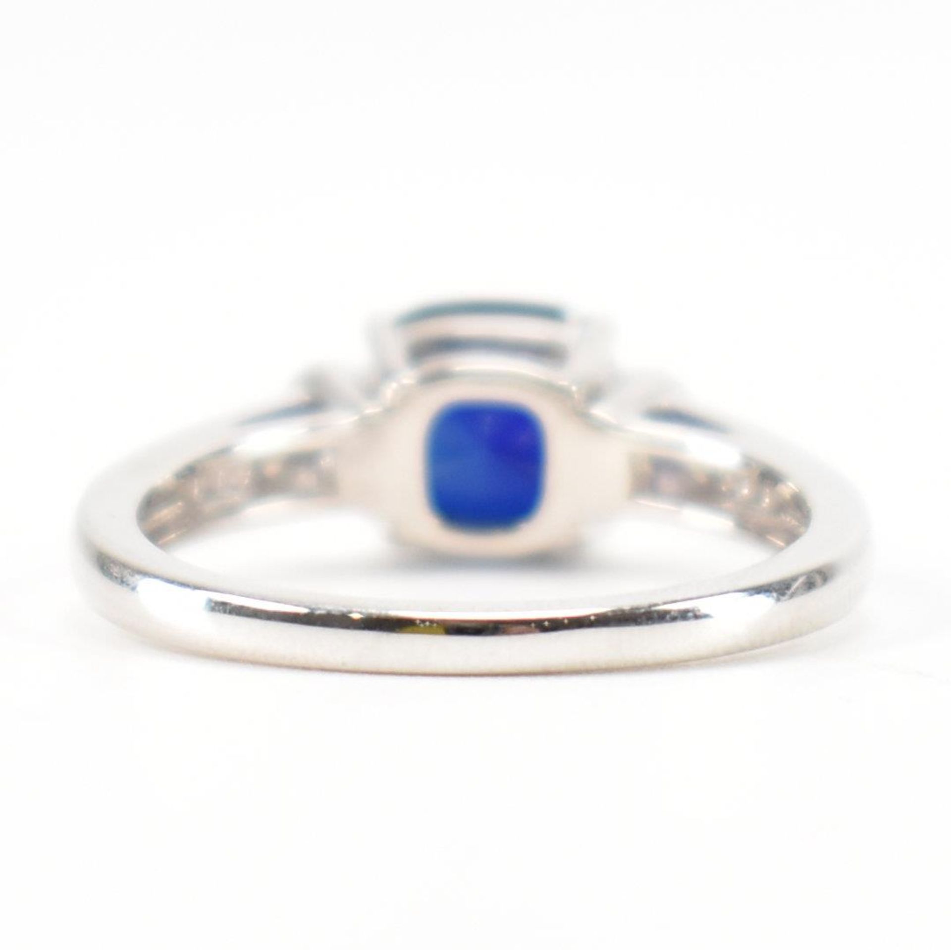 HALLMARKED 9CT WHITE GOLD SYNTHETIC SAPPHIRE & CZ RING - Image 4 of 8