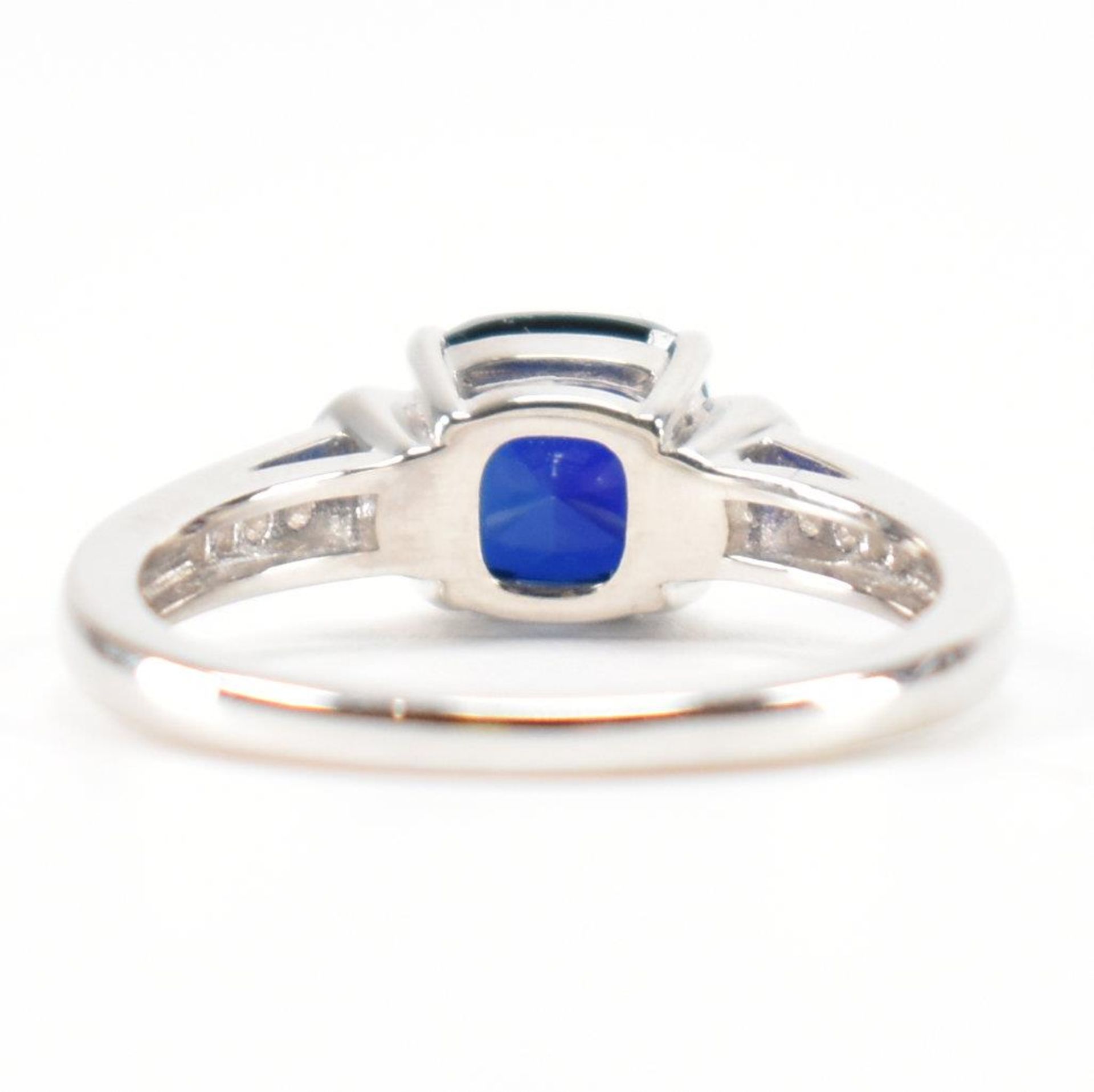 HALLMARKED 9CT WHITE GOLD SYNTHETIC SAPPHIRE & CZ RING - Image 3 of 8