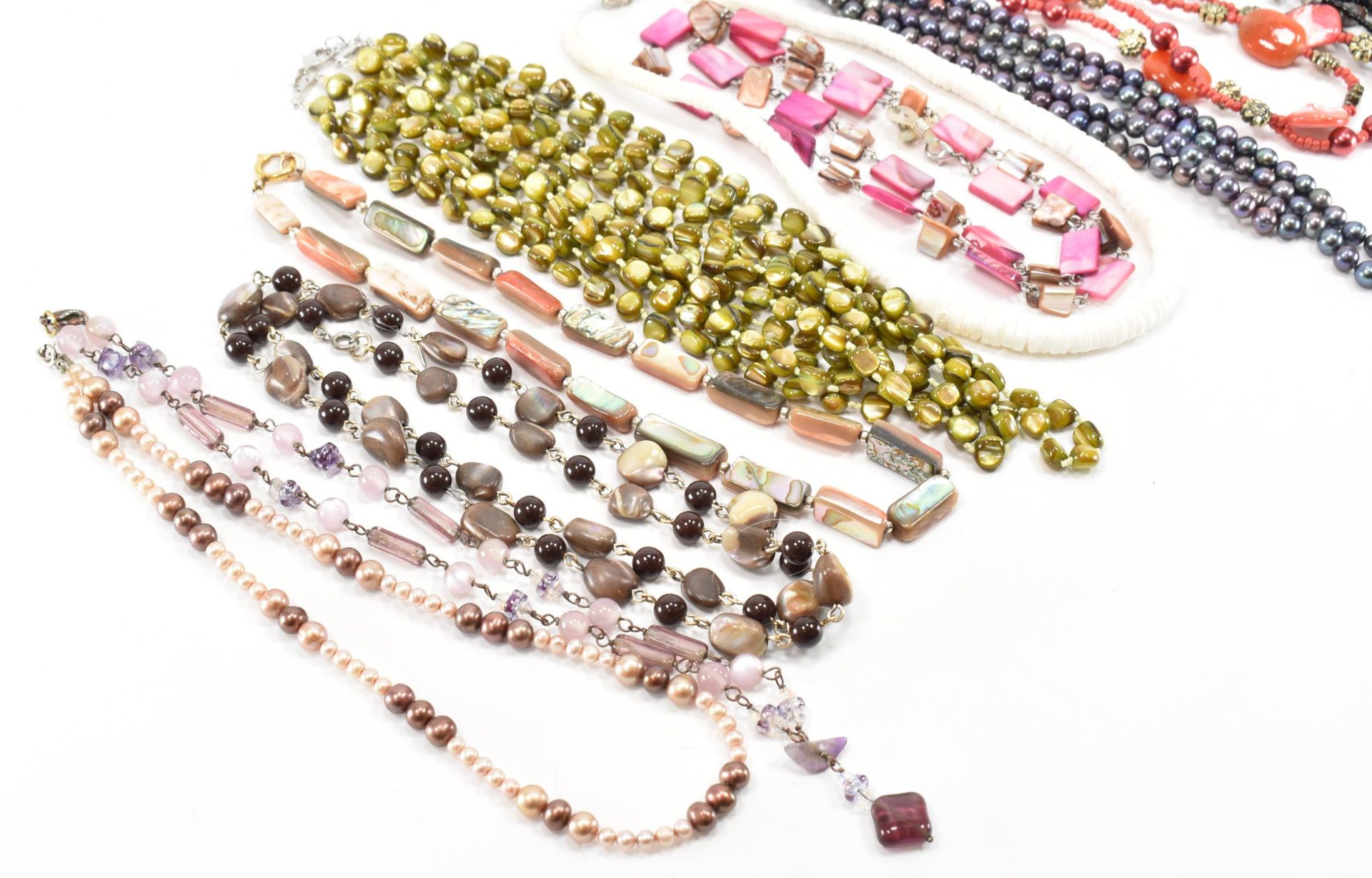 COLLECTION OF VINTAGE SHELL & GLASS BEAD NECKLACES - Image 4 of 4