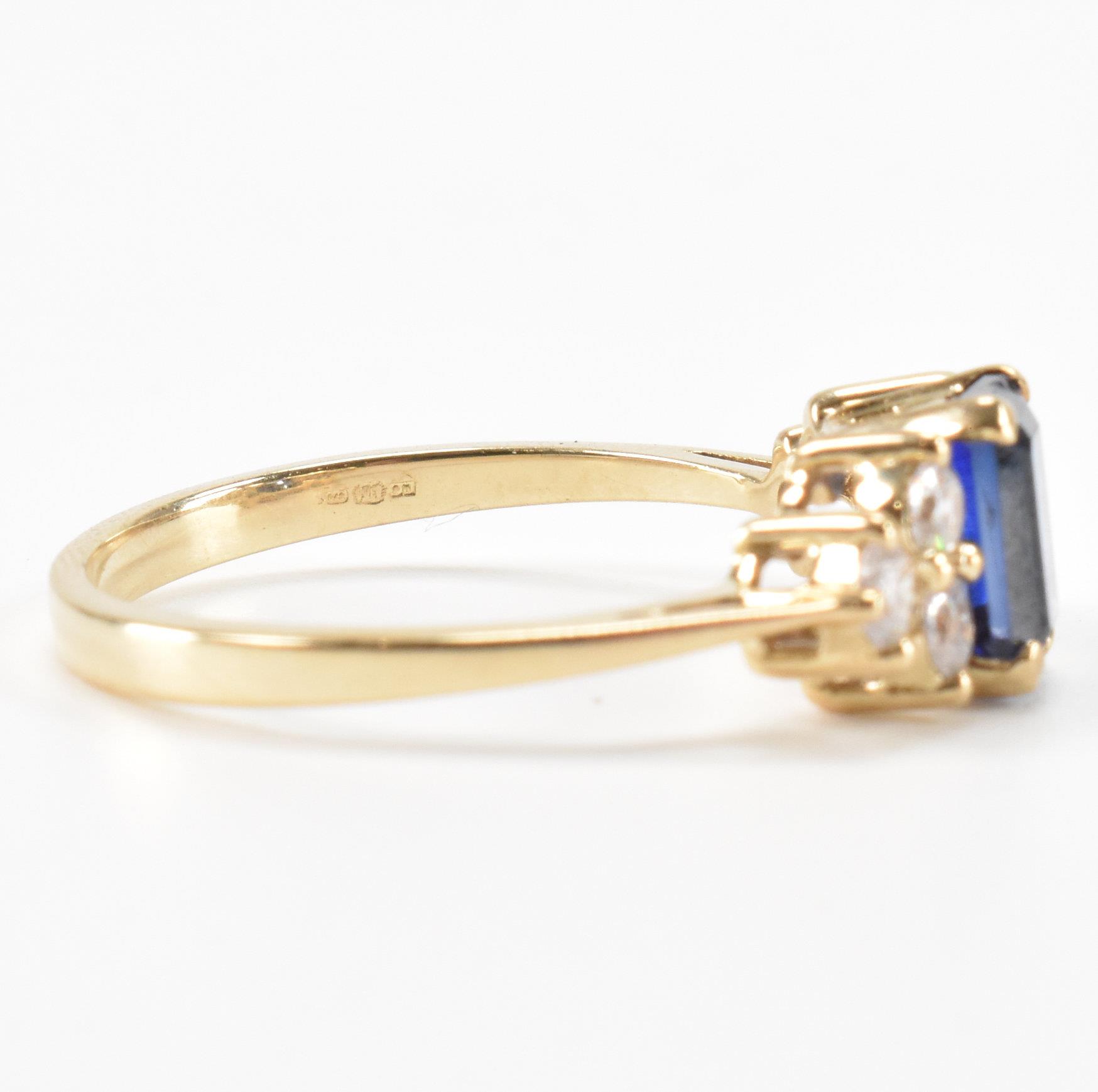 HALLMARKED 9CT GOLD SYNTHETIC SAPPHIRE & CZ THREE STONE RING - Image 6 of 8