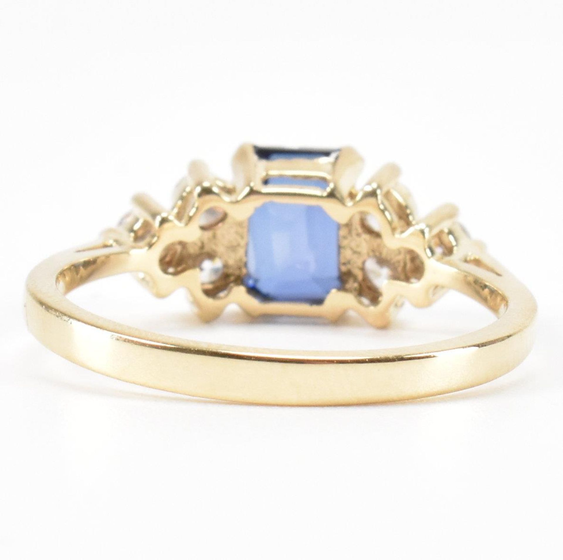 HALLMARKED 9CT GOLD SYNTHETIC SAPPHIRE & CZ THREE STONE RING - Image 4 of 8