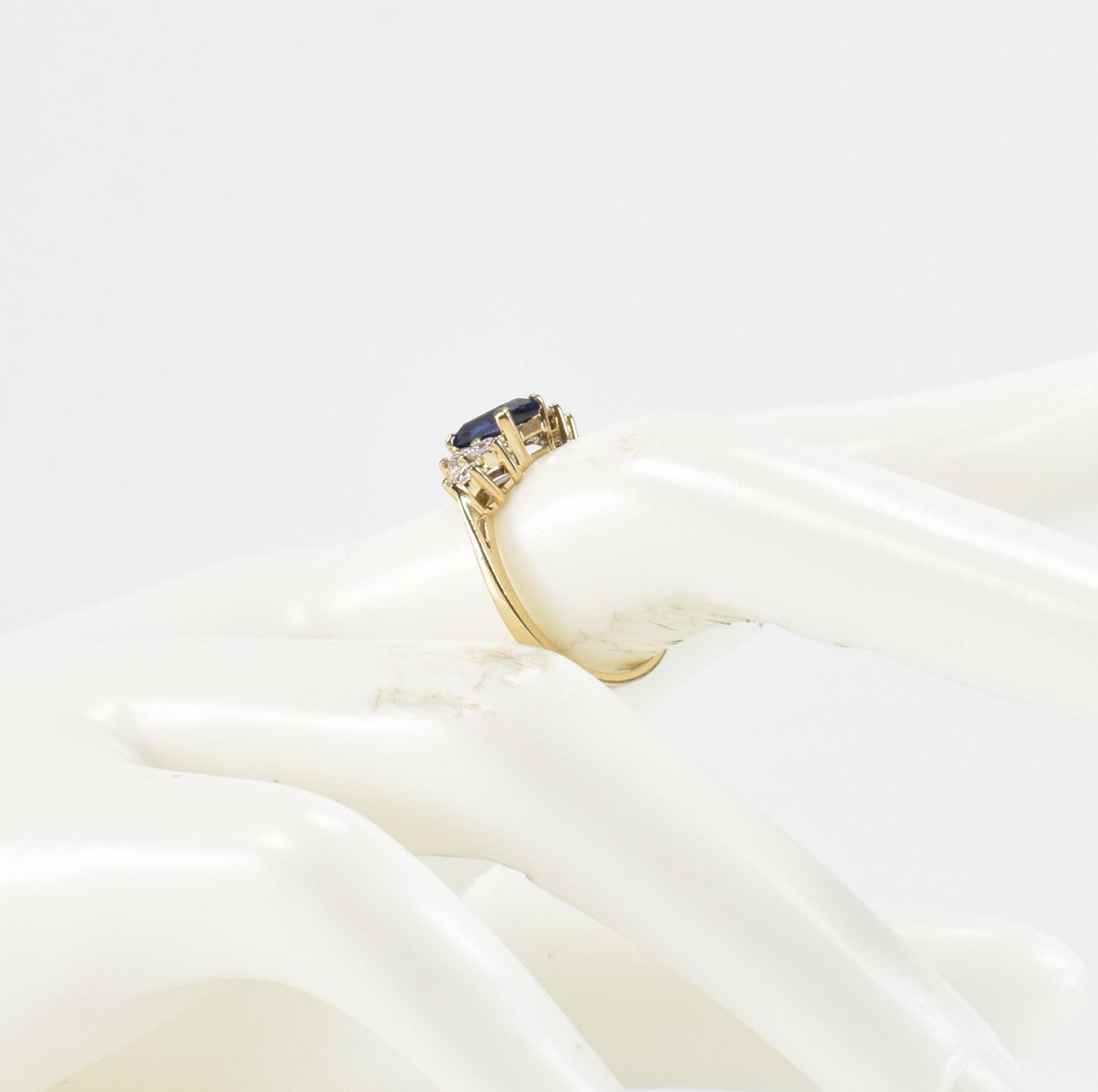 HALLMARKED 9CT GOLD SYNTHETIC SAPPHIRE & CZ THREE STONE RING - Image 8 of 8