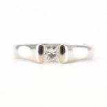 HALLMARKED 18CT WHITE GOLD & DIAMOND SOLITAIRE RING