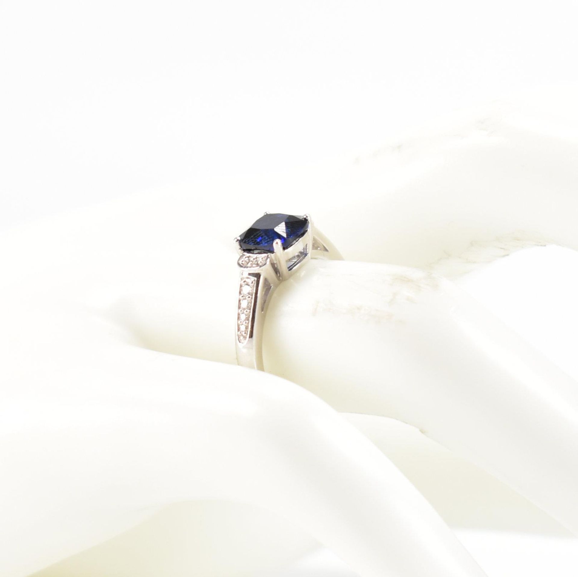 HALLMARKED 9CT WHITE GOLD SYNTHETIC SAPPHIRE & CZ RING - Image 8 of 8