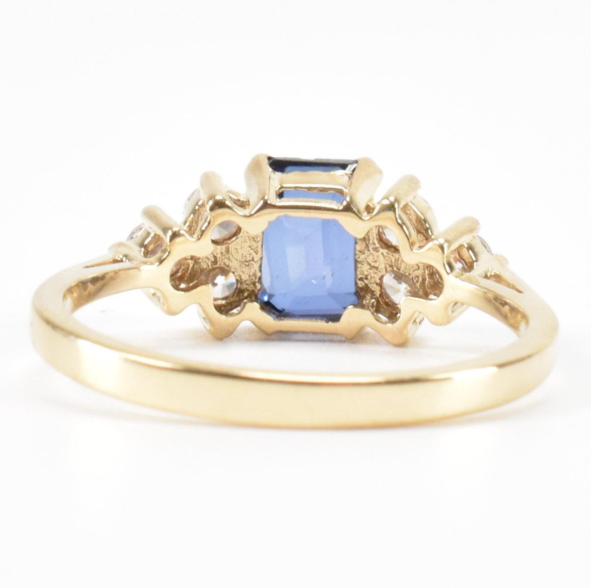 HALLMARKED 9CT GOLD SYNTHETIC SAPPHIRE & CZ THREE STONE RING - Image 3 of 8