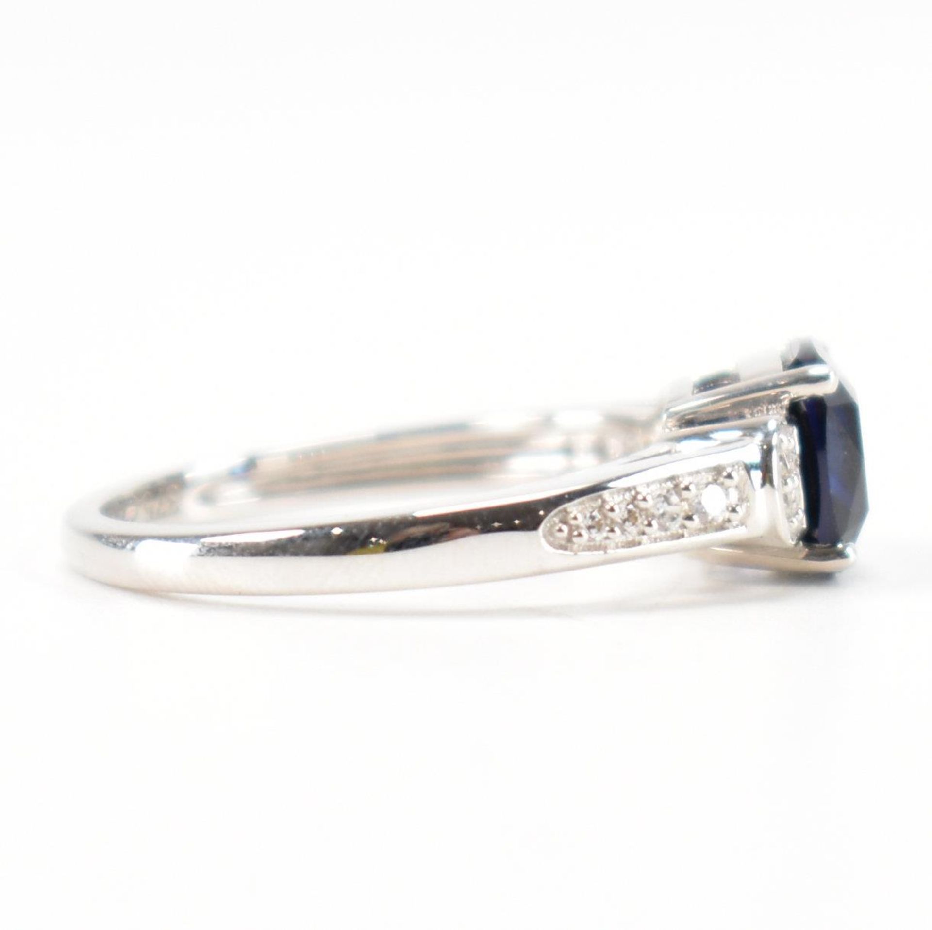 HALLMARKED 9CT WHITE GOLD SYNTHETIC SAPPHIRE & CZ RING - Image 5 of 8