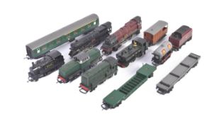 COLLECTION OF ASSORTED VINTAGE OO GAUGE MODEL RAILWAY ITEMS