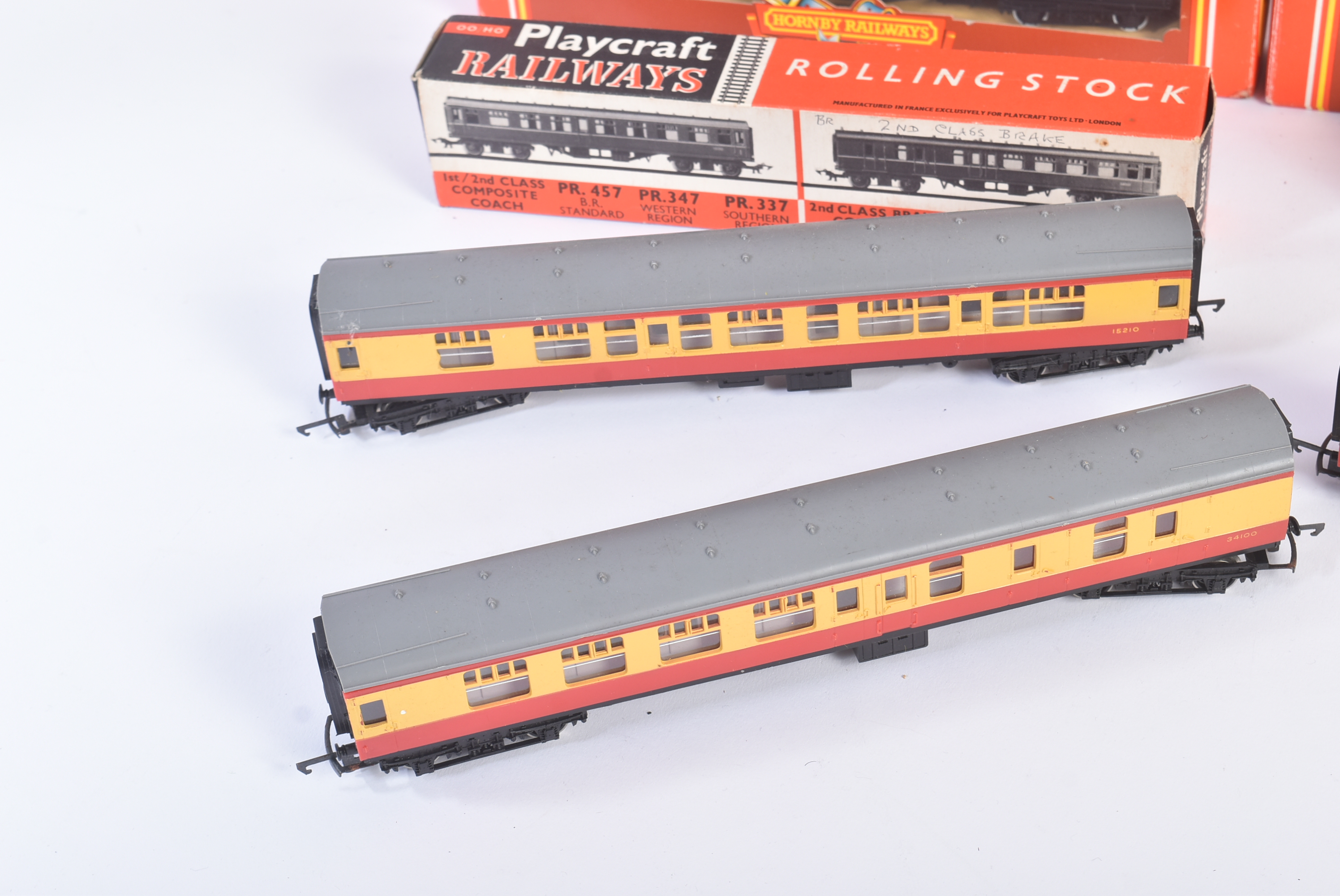 COLLECTION OF HORNBY OO GAUGE MODEL RAILWAY COACHES - Image 4 of 7
