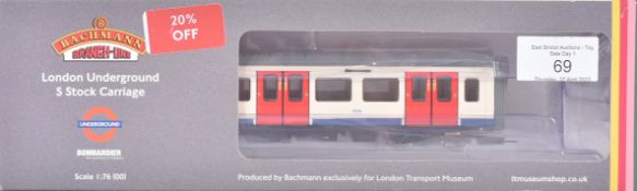 BACHMANN OO GAUGE MODEL RAILWAY LONDON UNDERGROUND CARRIAGE