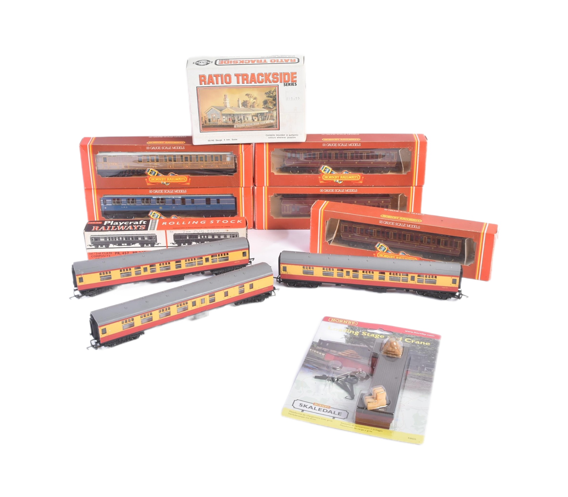 COLLECTION OF HORNBY OO GAUGE MODEL RAILWAY COACHES