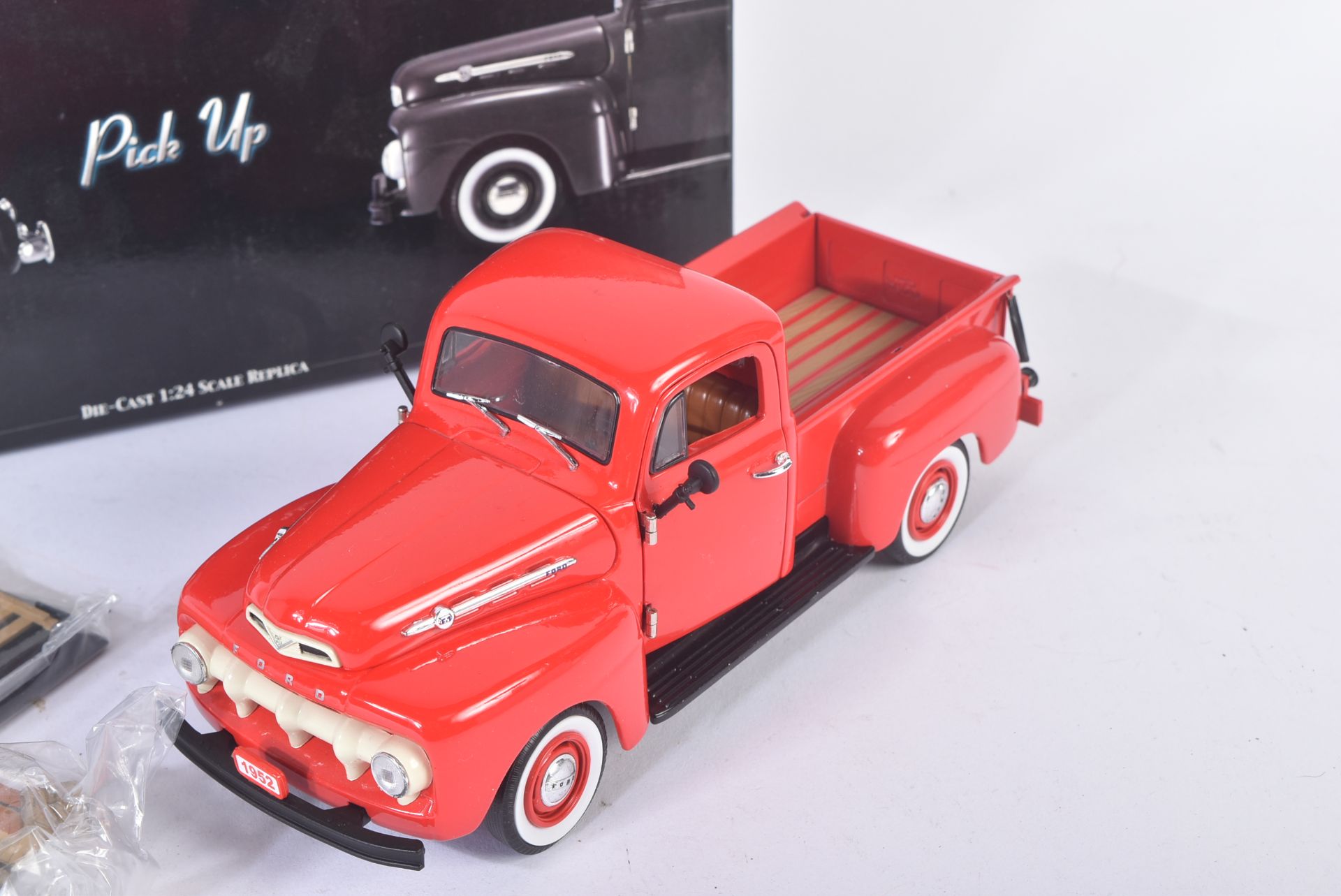 VINTAGE UNIQUE REPLICAS 1/24 SCALE DIECAST 1952 FORD PICKUP - Image 2 of 5