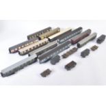 COLLECTION OF ASSORTED OO GAUGE MODEL RAILWAY CARRIAGES