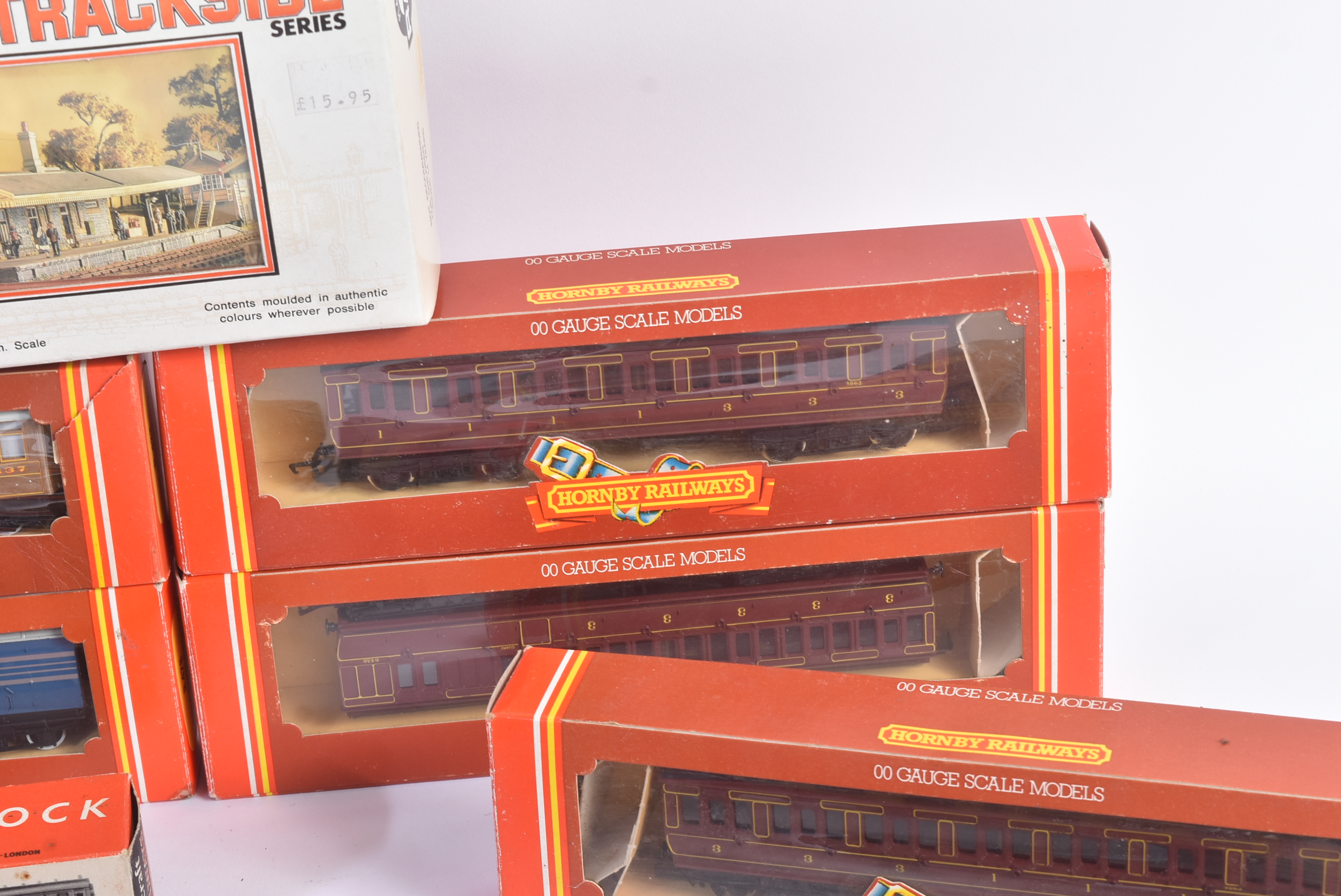 COLLECTION OF HORNBY OO GAUGE MODEL RAILWAY COACHES - Image 6 of 7