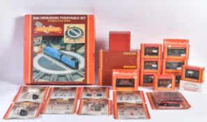 COLLECTION OF ASSORTED HORNBY OO GAUGE MODEL WAGONS & ACCESSORIES