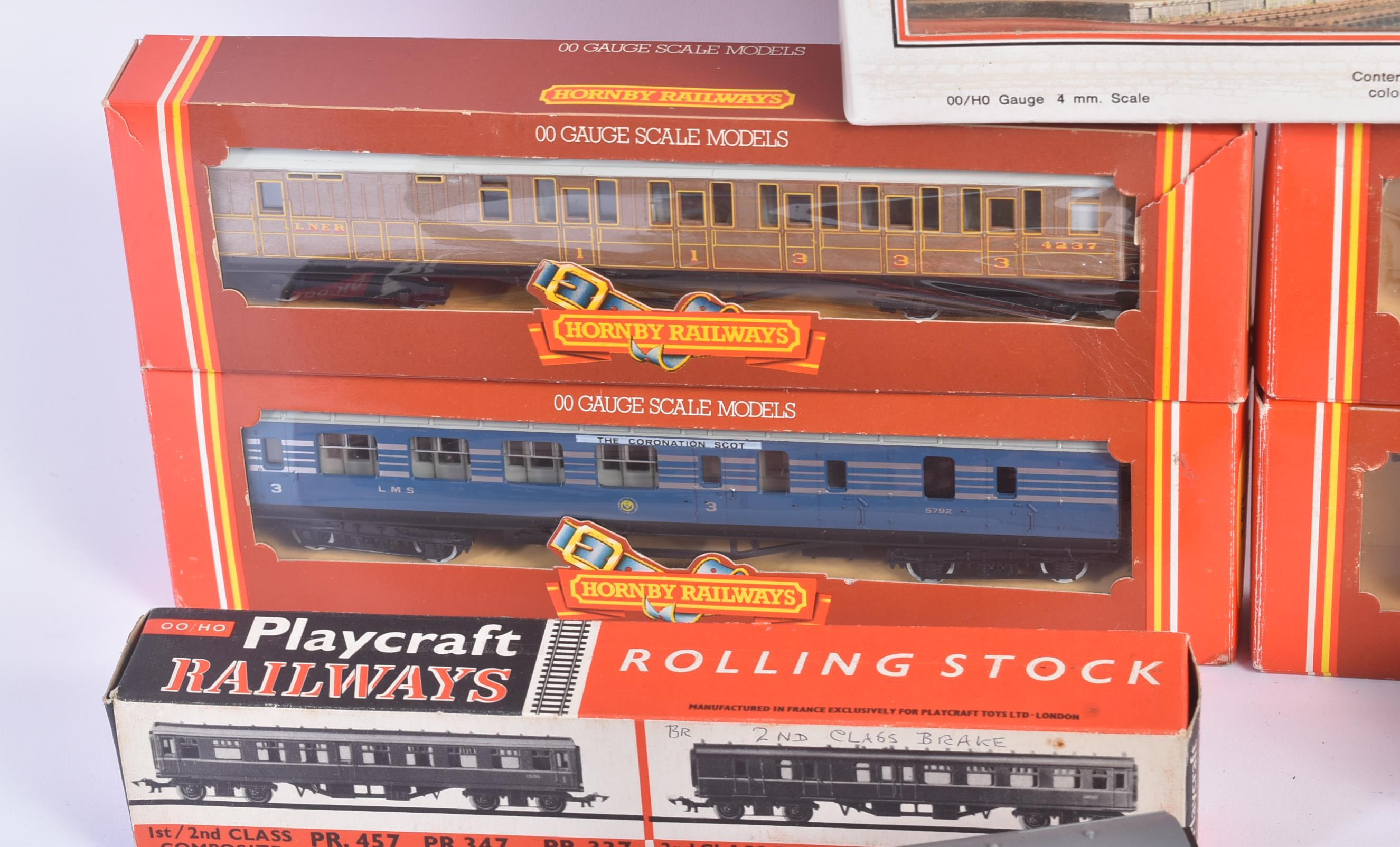 COLLECTION OF HORNBY OO GAUGE MODEL RAILWAY COACHES - Image 5 of 7