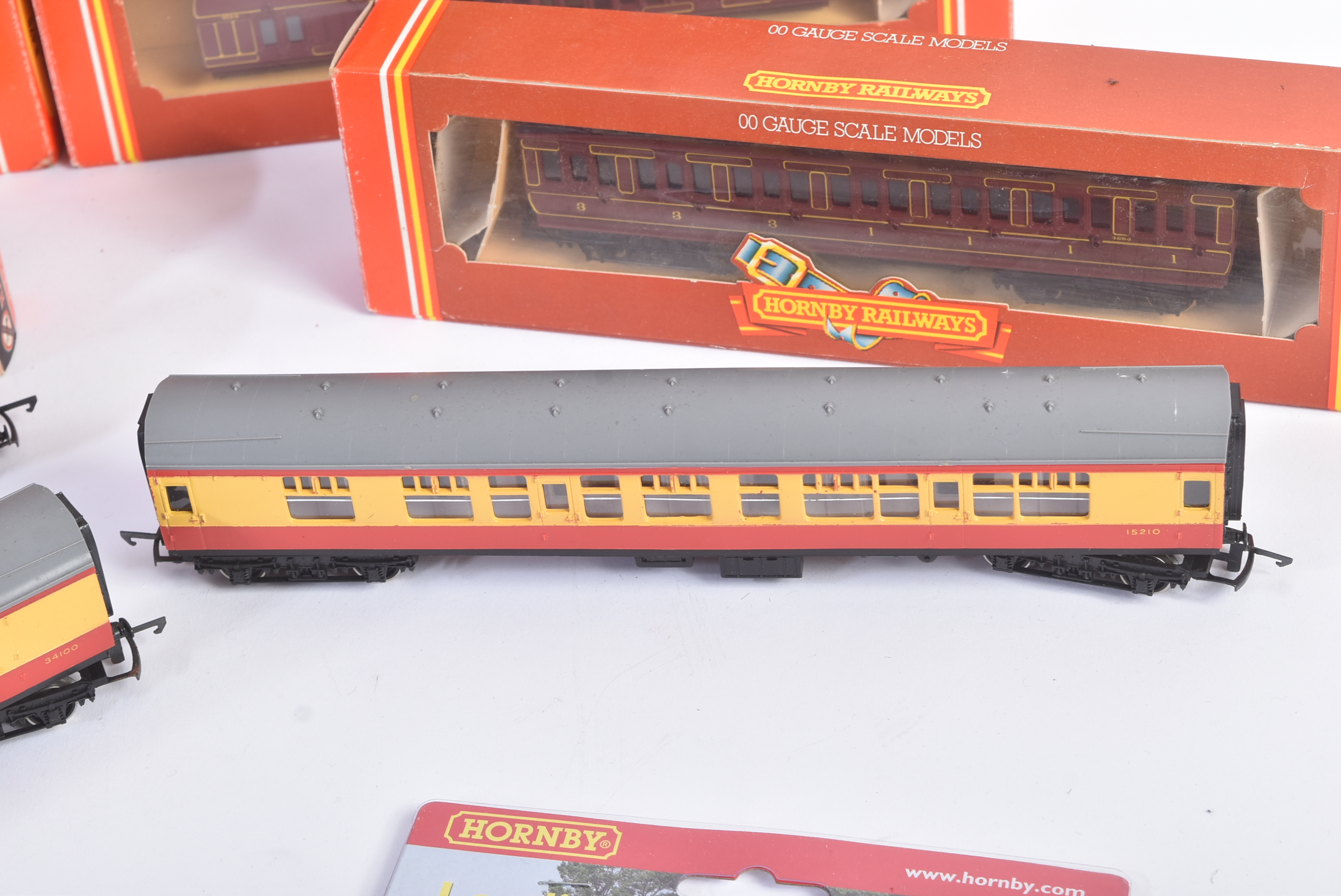 COLLECTION OF HORNBY OO GAUGE MODEL RAILWAY COACHES - Image 3 of 7