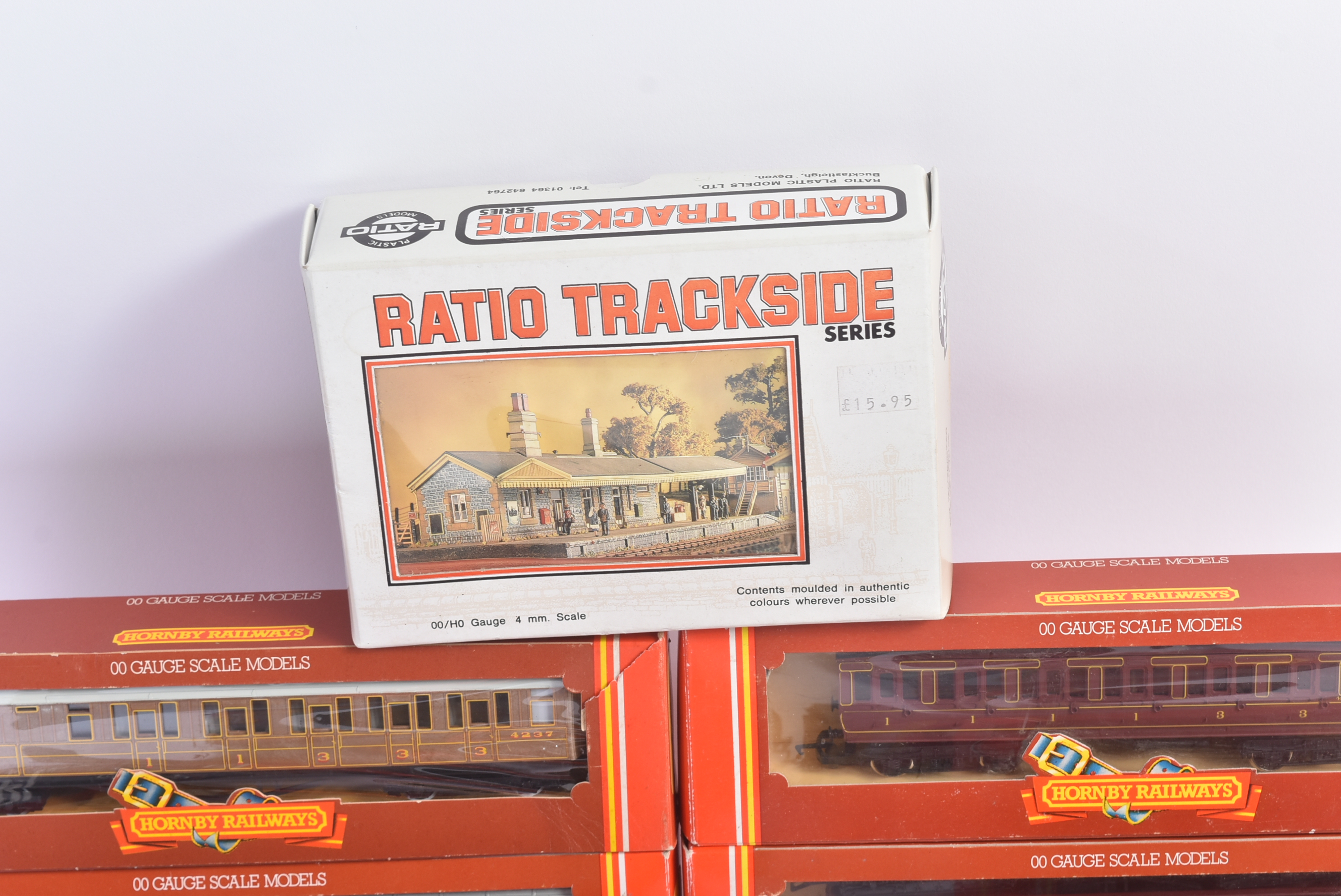 COLLECTION OF HORNBY OO GAUGE MODEL RAILWAY COACHES - Image 7 of 7