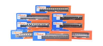 COLLECTION OF ROCO HO / OO GAUGE MODEL RAILWAY CARRIAGES