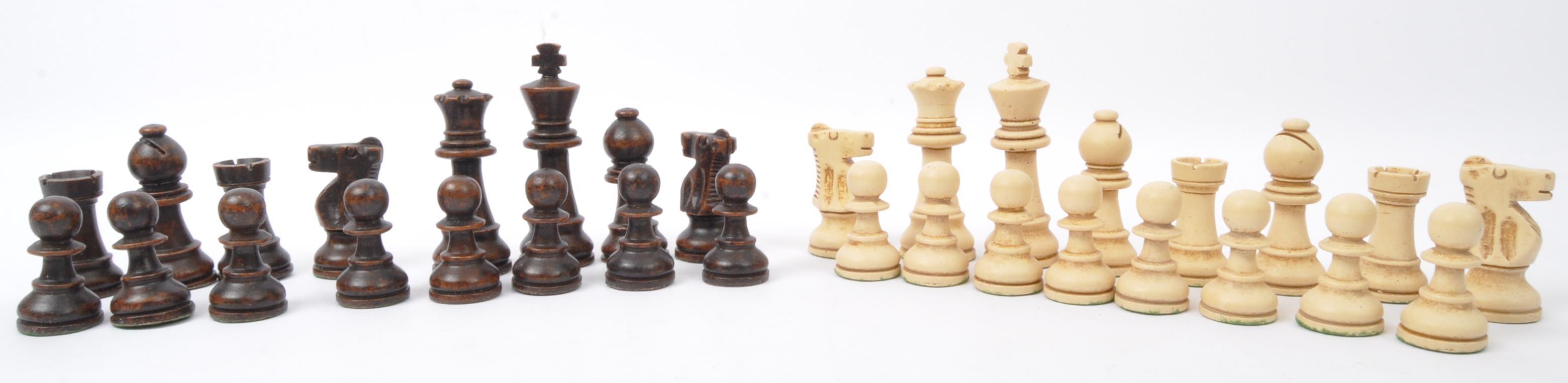 COLLECTION OF VINTAGE TURNED WOOD CHESS PIECES - Image 12 of 19