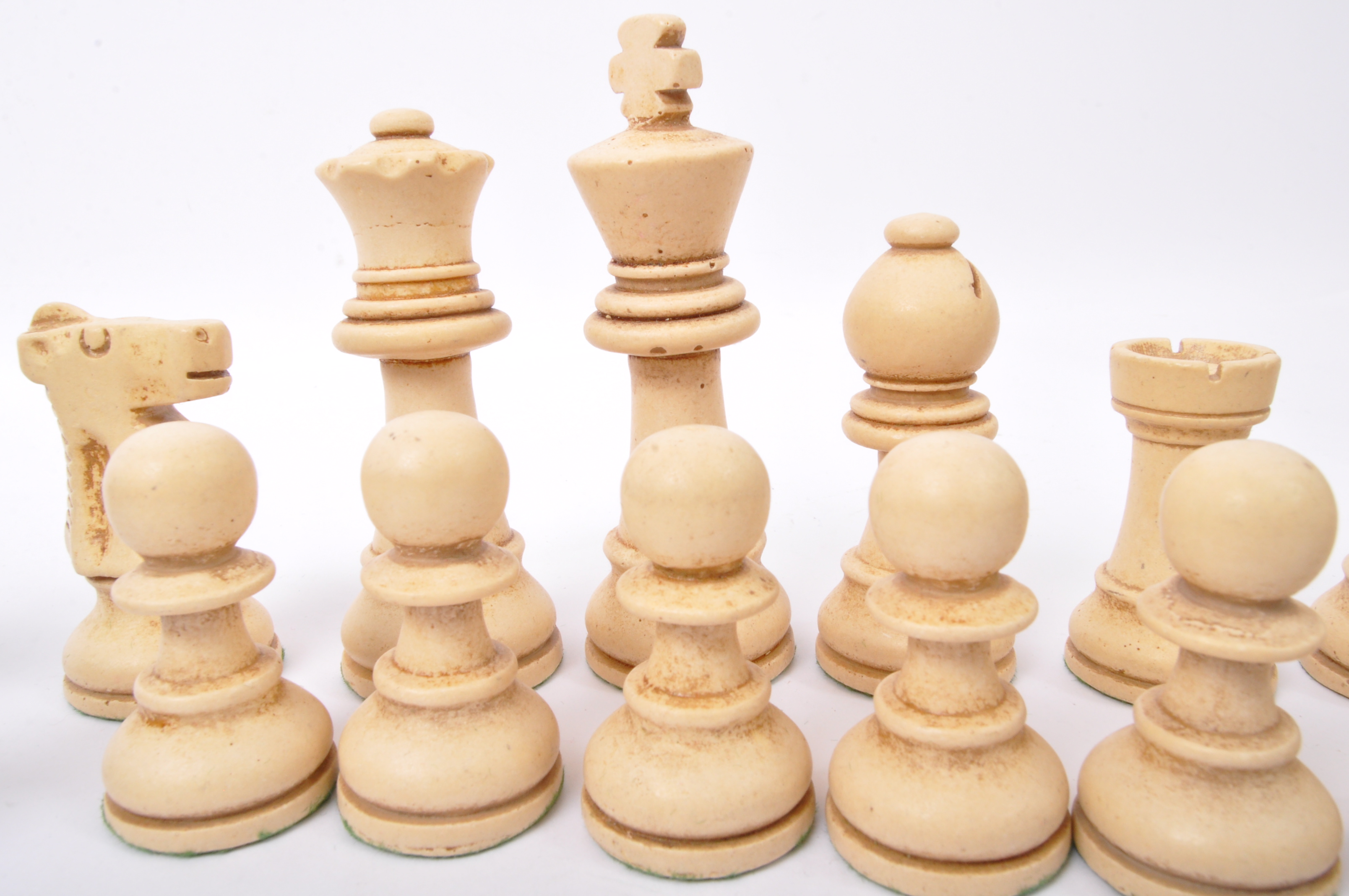 COLLECTION OF VINTAGE TURNED WOOD CHESS PIECES - Image 14 of 19