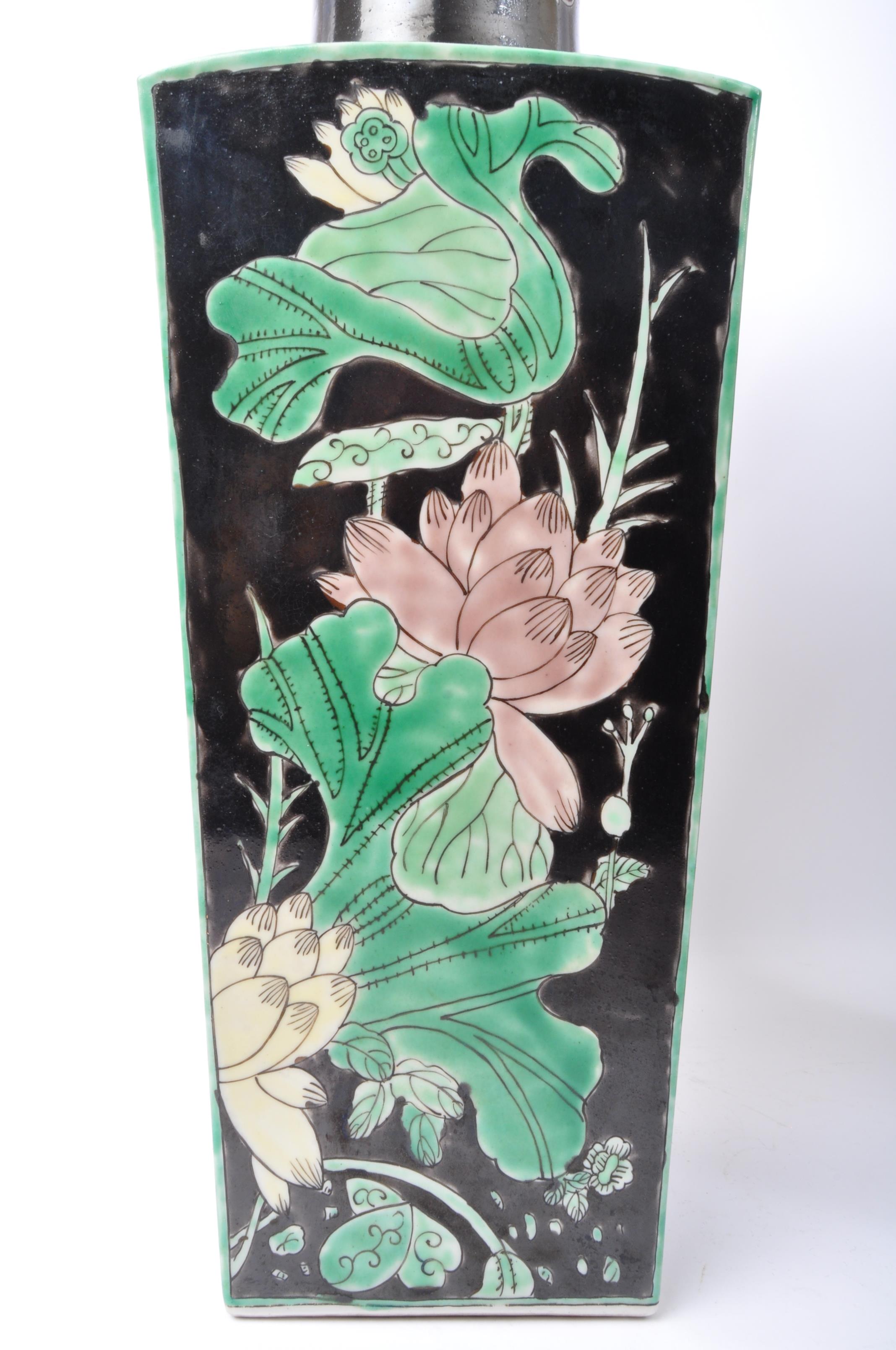 PAIR OF 20TH CENTURY CHINESE ORIENTAL CERAMIC VASES - Image 5 of 6