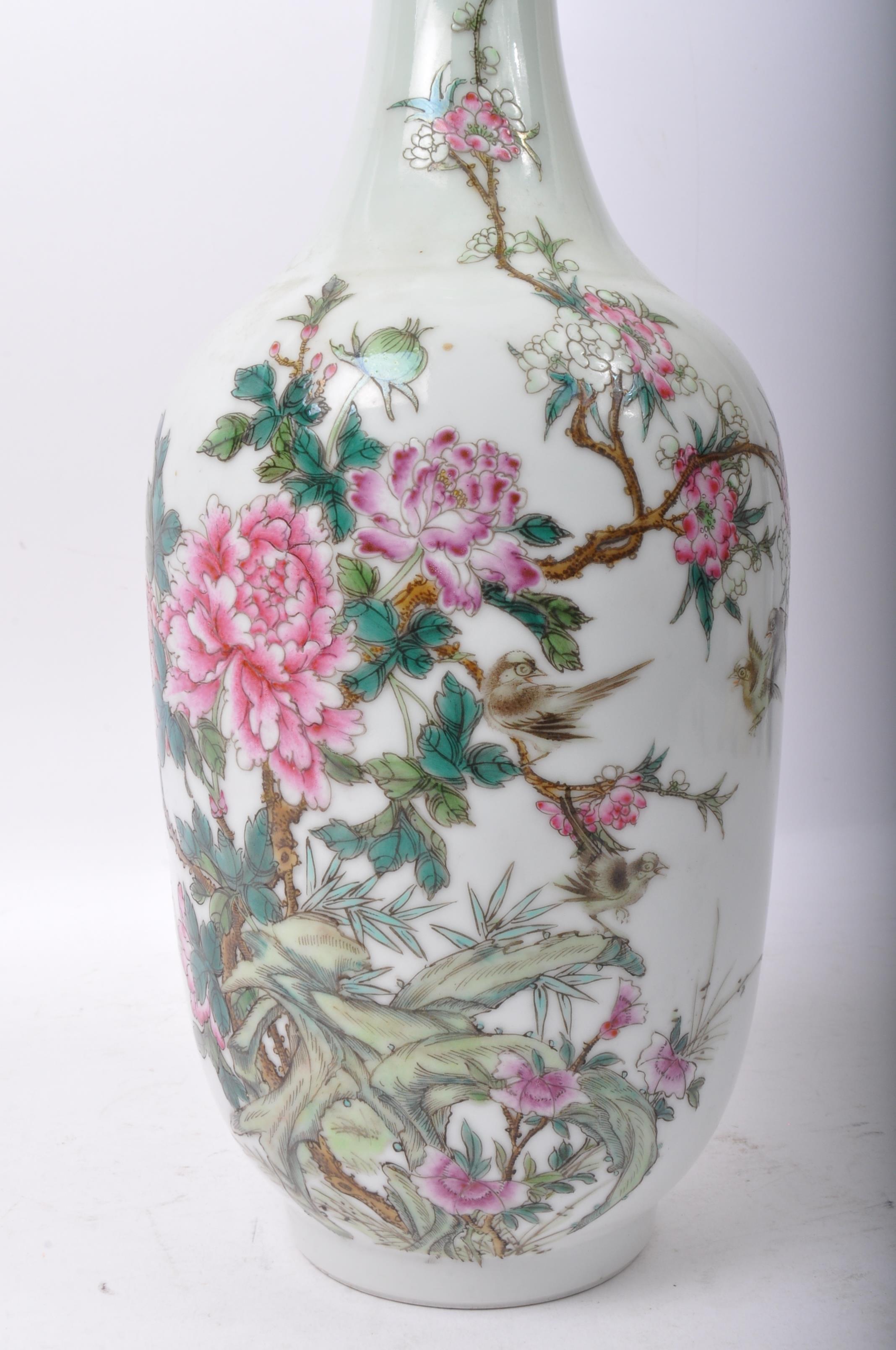 20TH CENTURY CHINESE ORIENTAL FAMILLE ROSE PORCELAIN VASE - Image 3 of 6