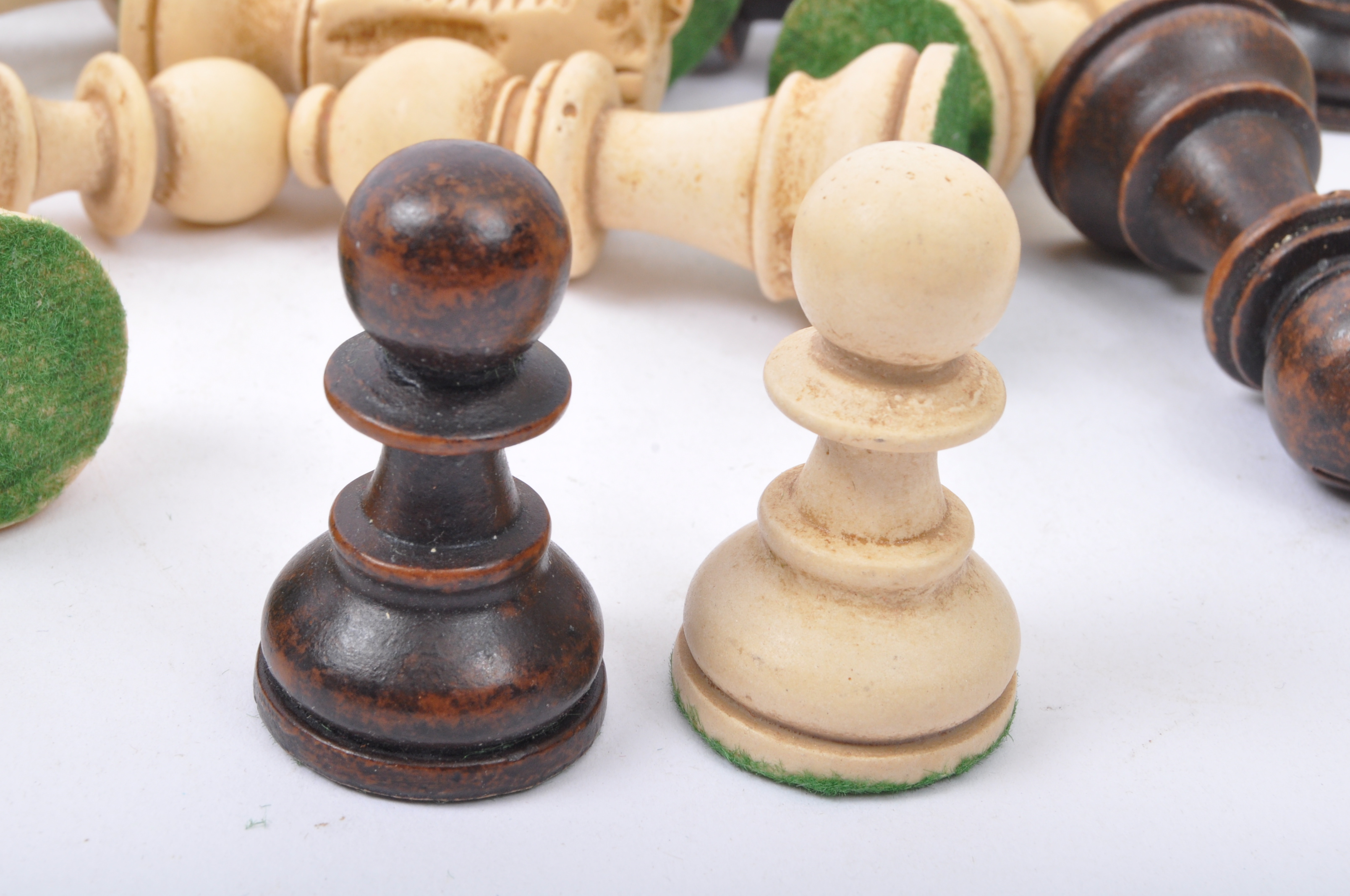 COLLECTION OF VINTAGE TURNED WOOD CHESS PIECES - Image 4 of 19