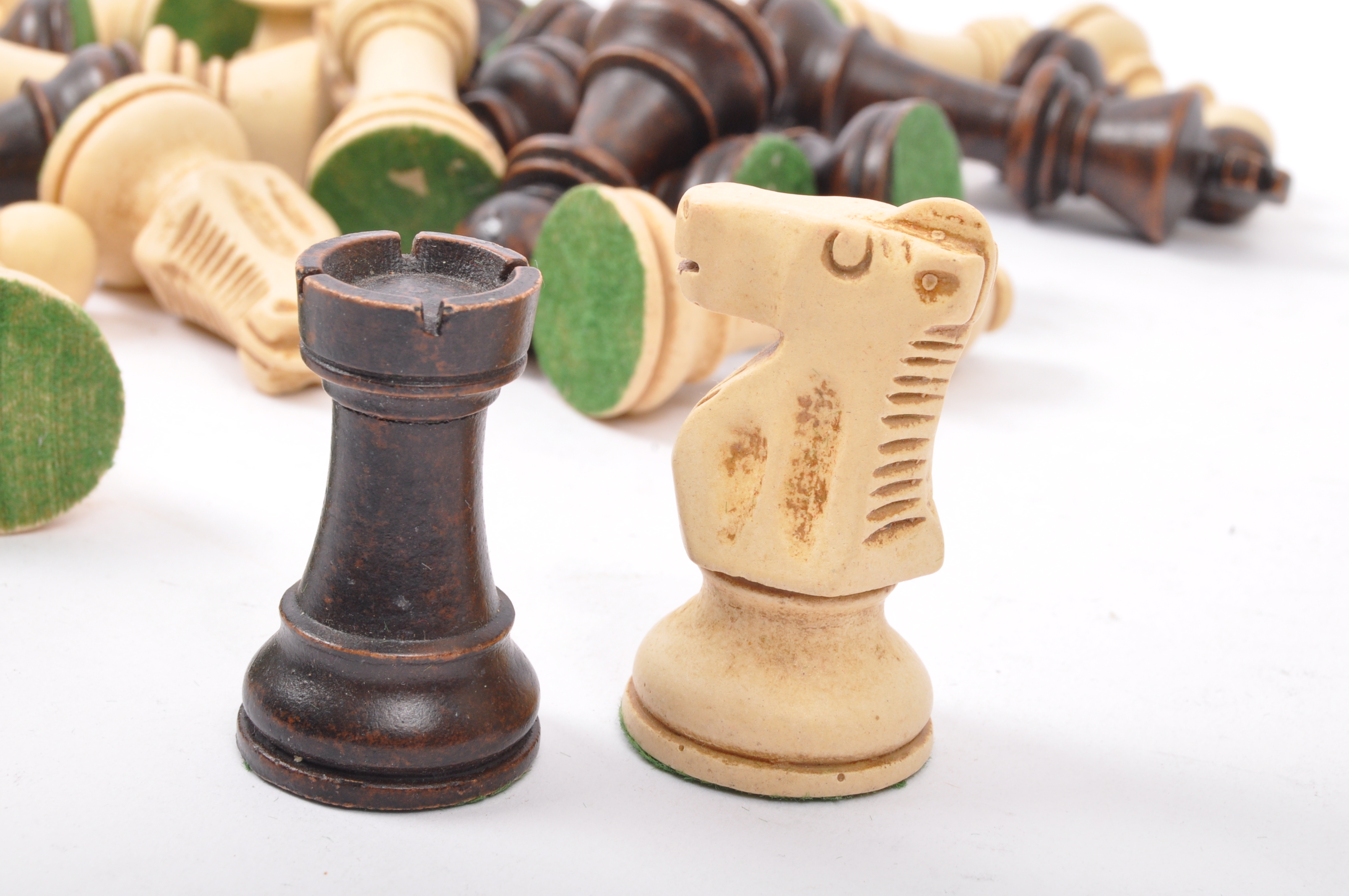 COLLECTION OF VINTAGE TURNED WOOD CHESS PIECES - Image 6 of 19