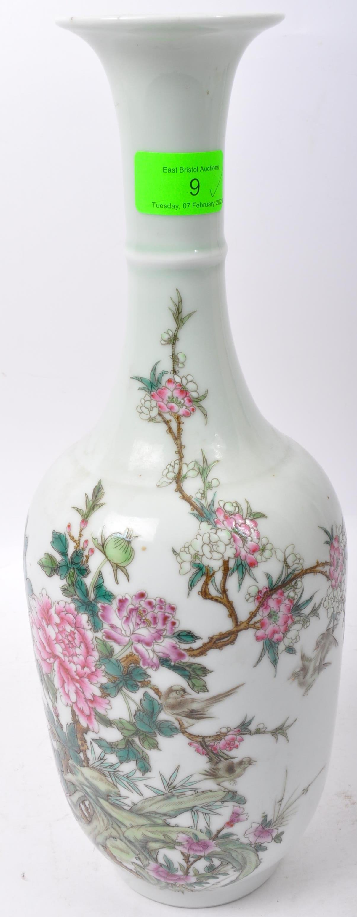 20TH CENTURY CHINESE ORIENTAL FAMILLE ROSE PORCELAIN VASE