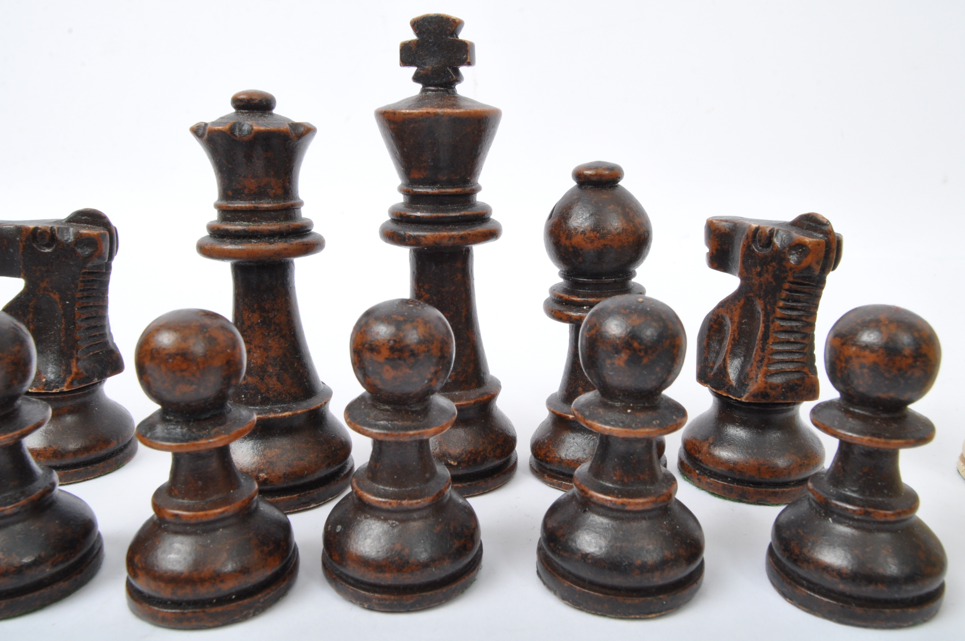 COLLECTION OF VINTAGE TURNED WOOD CHESS PIECES - Image 16 of 19