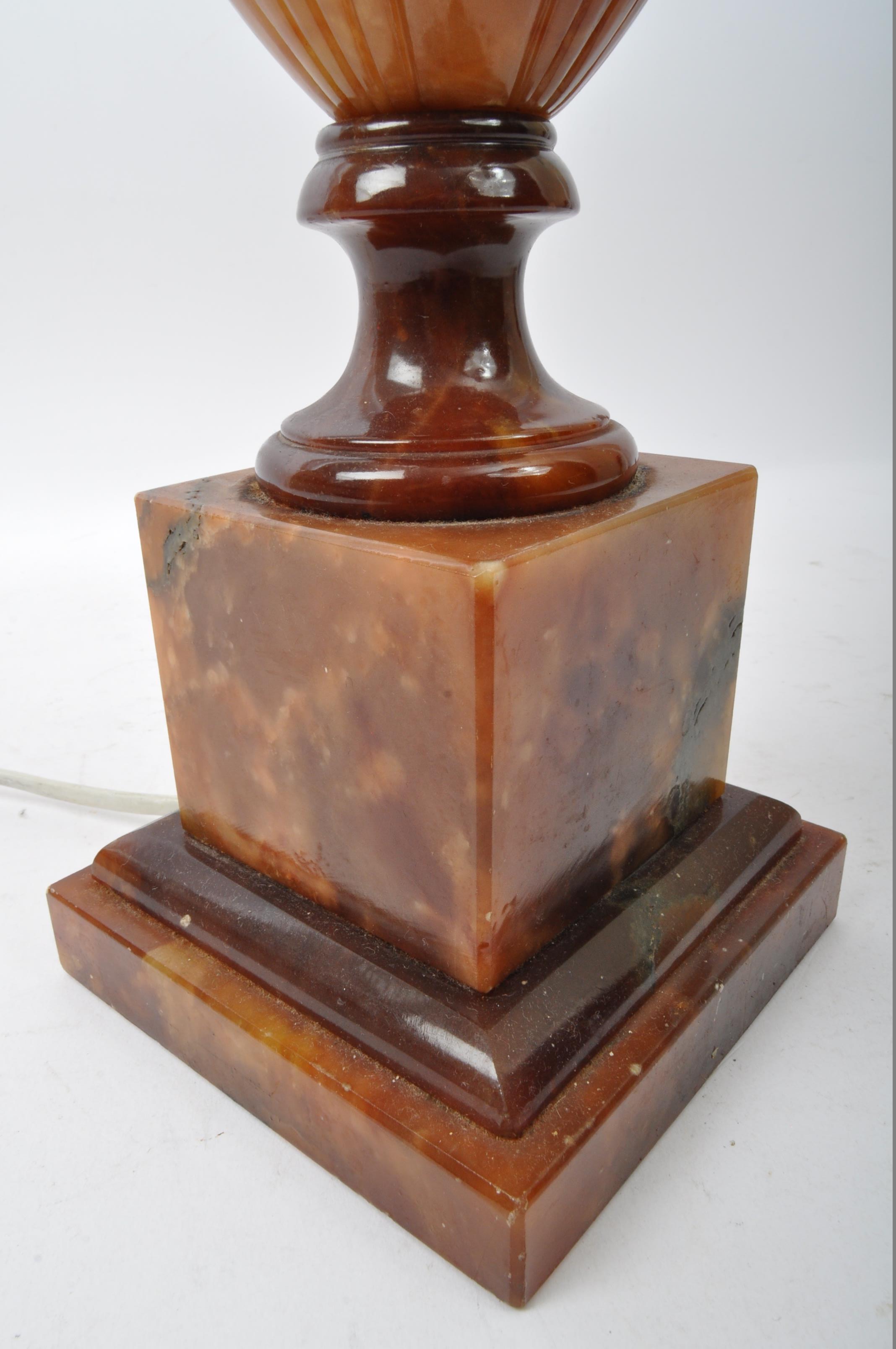 AMBER ONYX STYLE TABLE LAMP - MID 20TH CENTURY - Image 4 of 4