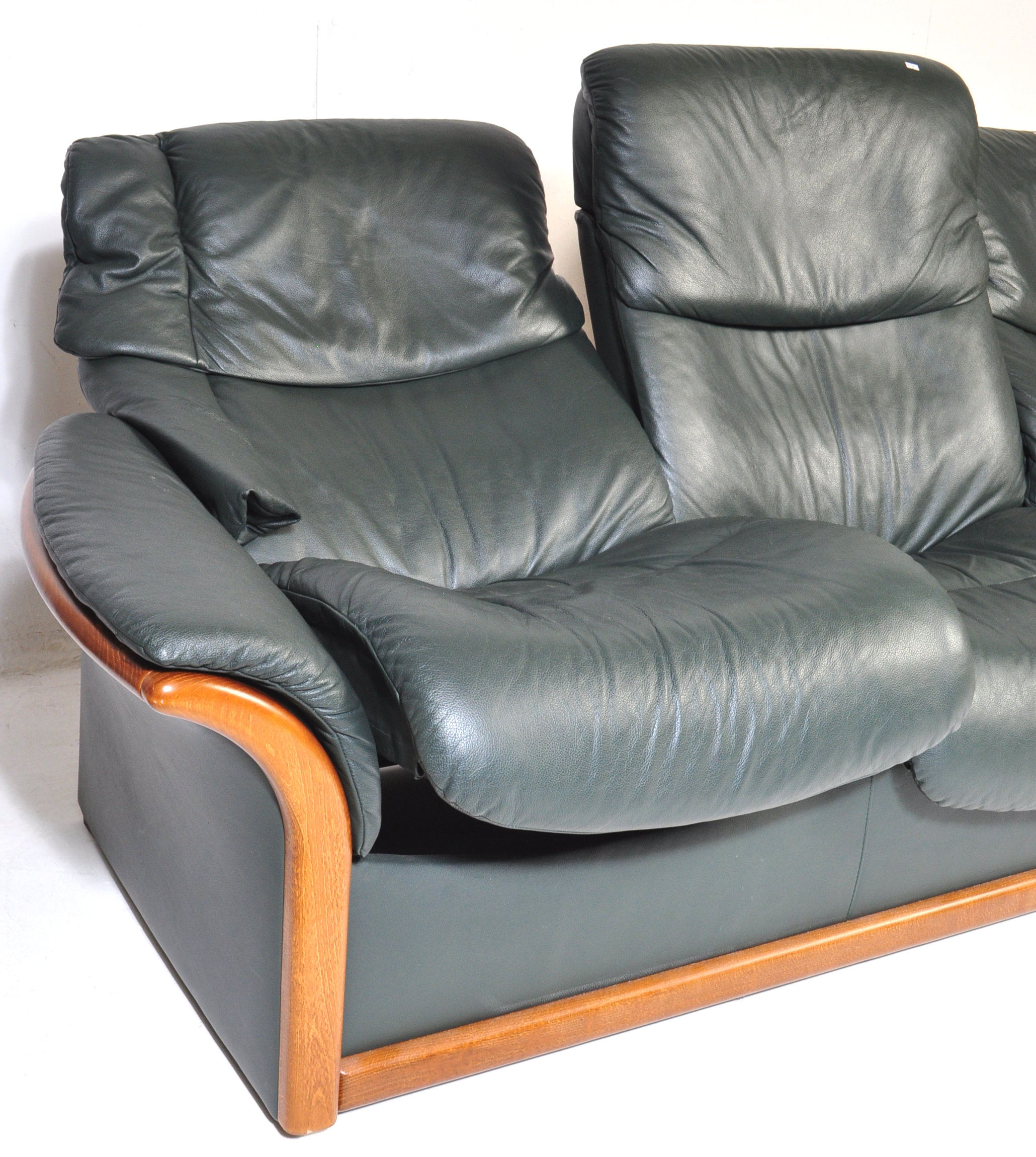 EKORNES STRESSLESS LEATHER THREE SEAT SOFE SETTEE - Image 4 of 6