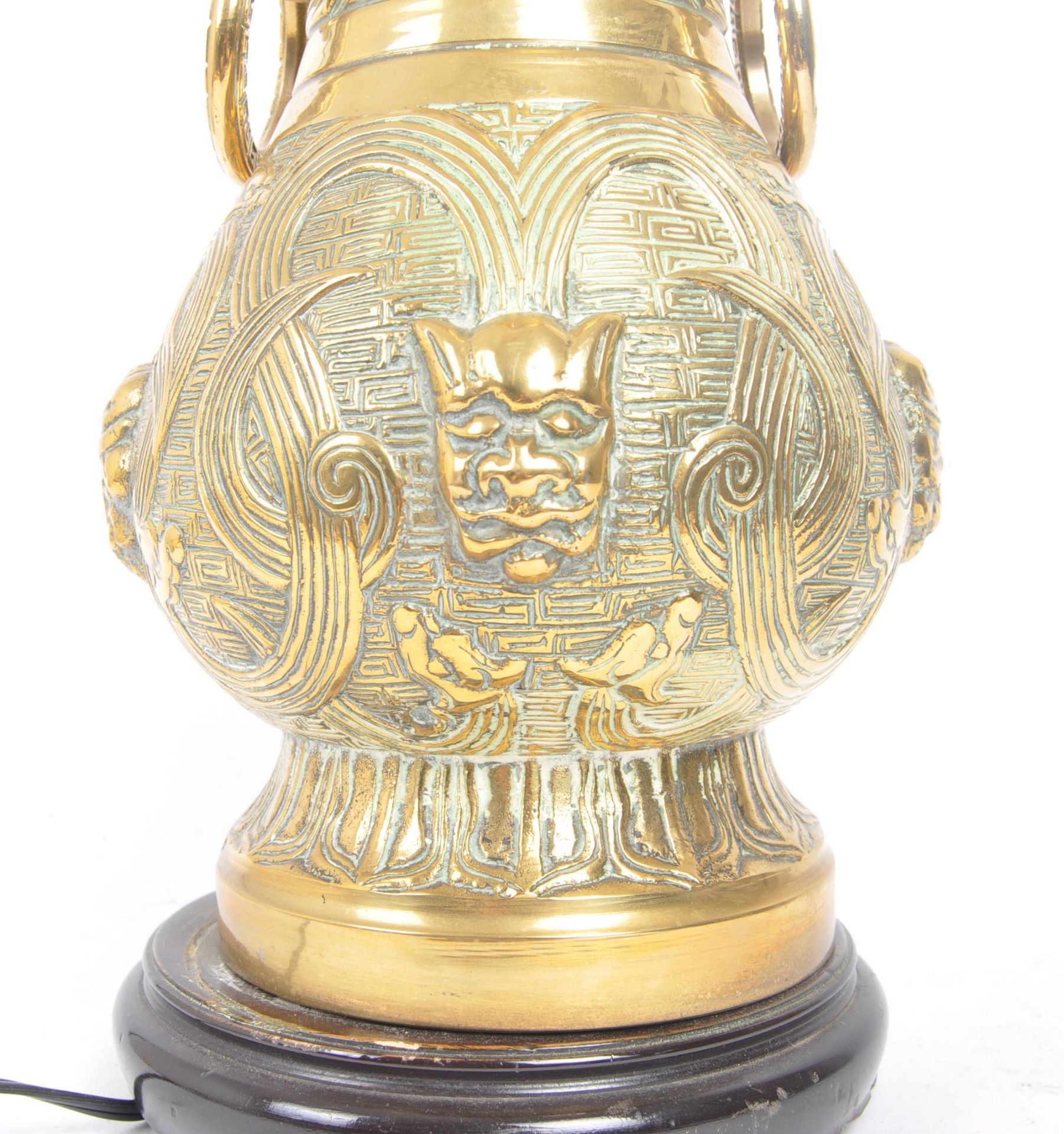 HOLLYWOOD REGENCY BRASS TABLE LAMP IN JAMES MONT MANNER - Image 2 of 7