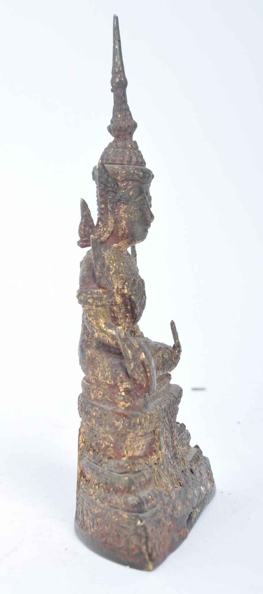 19TH CENTURY GILT-METAL THAI RATTANAKOSIN BUDDHA - Image 3 of 5