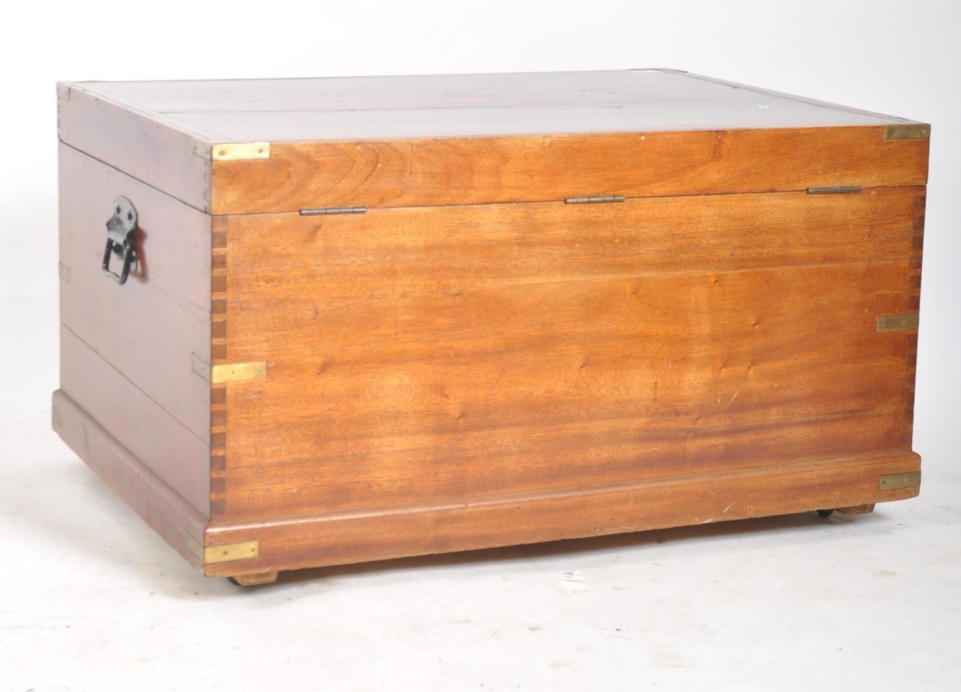 19TH CENTURY CAMPHOR WOOD CAMPAIGN CHEST / COFFER - Image 8 of 8