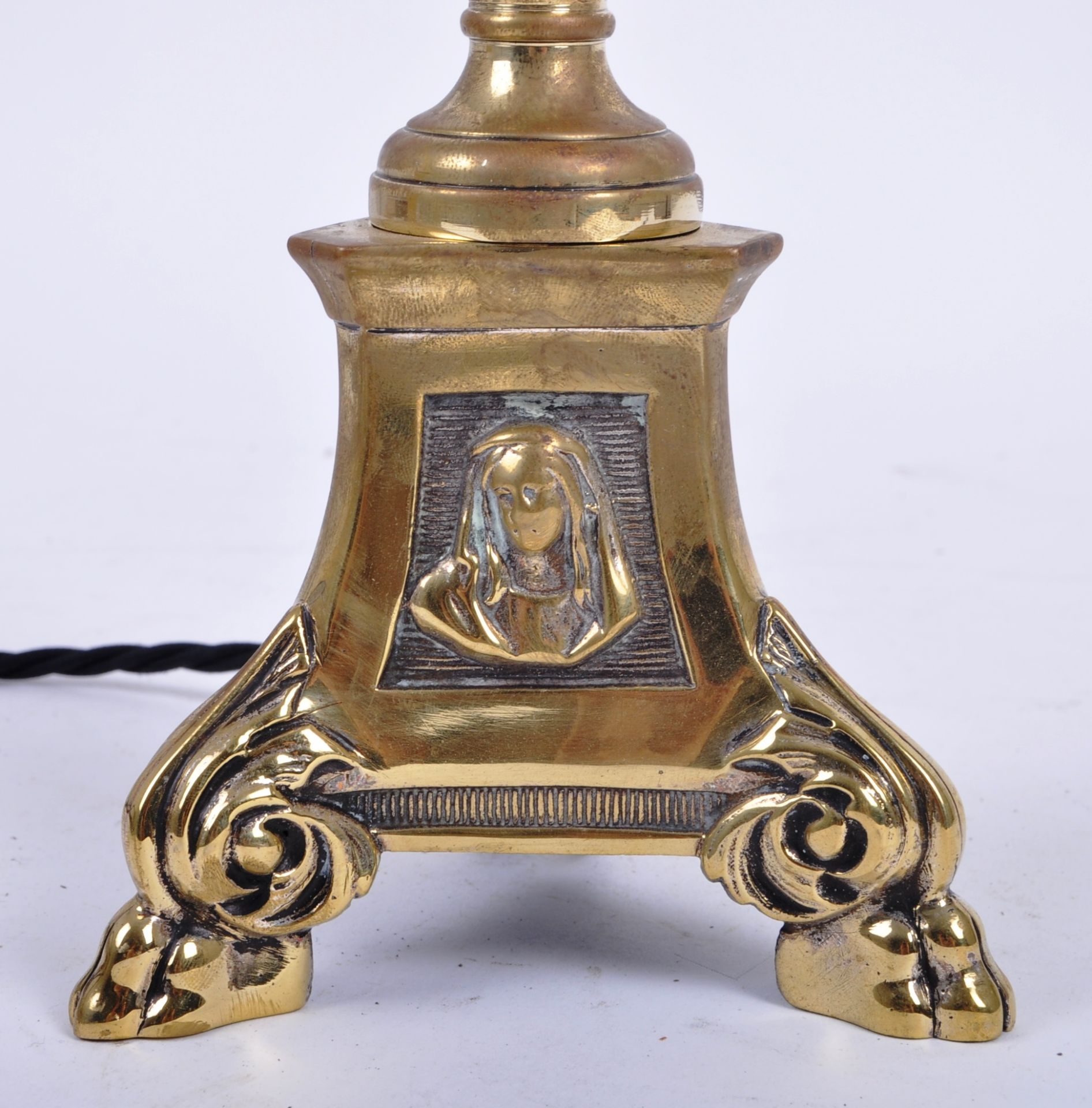 EARLY 20TH CENTURY POLISHED BRASS REEDED COLUMN LAMP - Image 4 of 6