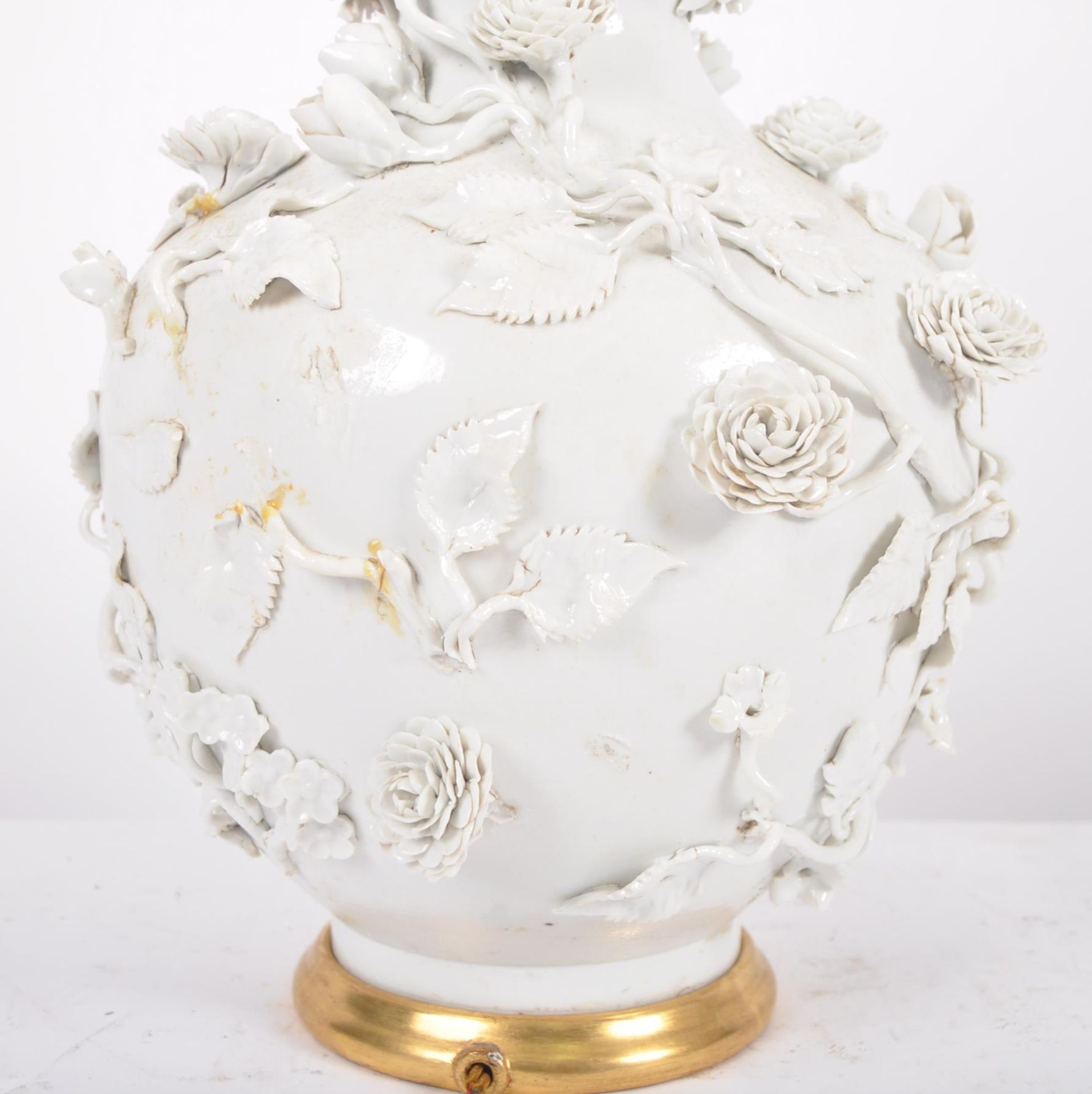 18TH CENTURY BLANC DE CHINE DEHUA VASE TABLE LAMP - Image 7 of 7