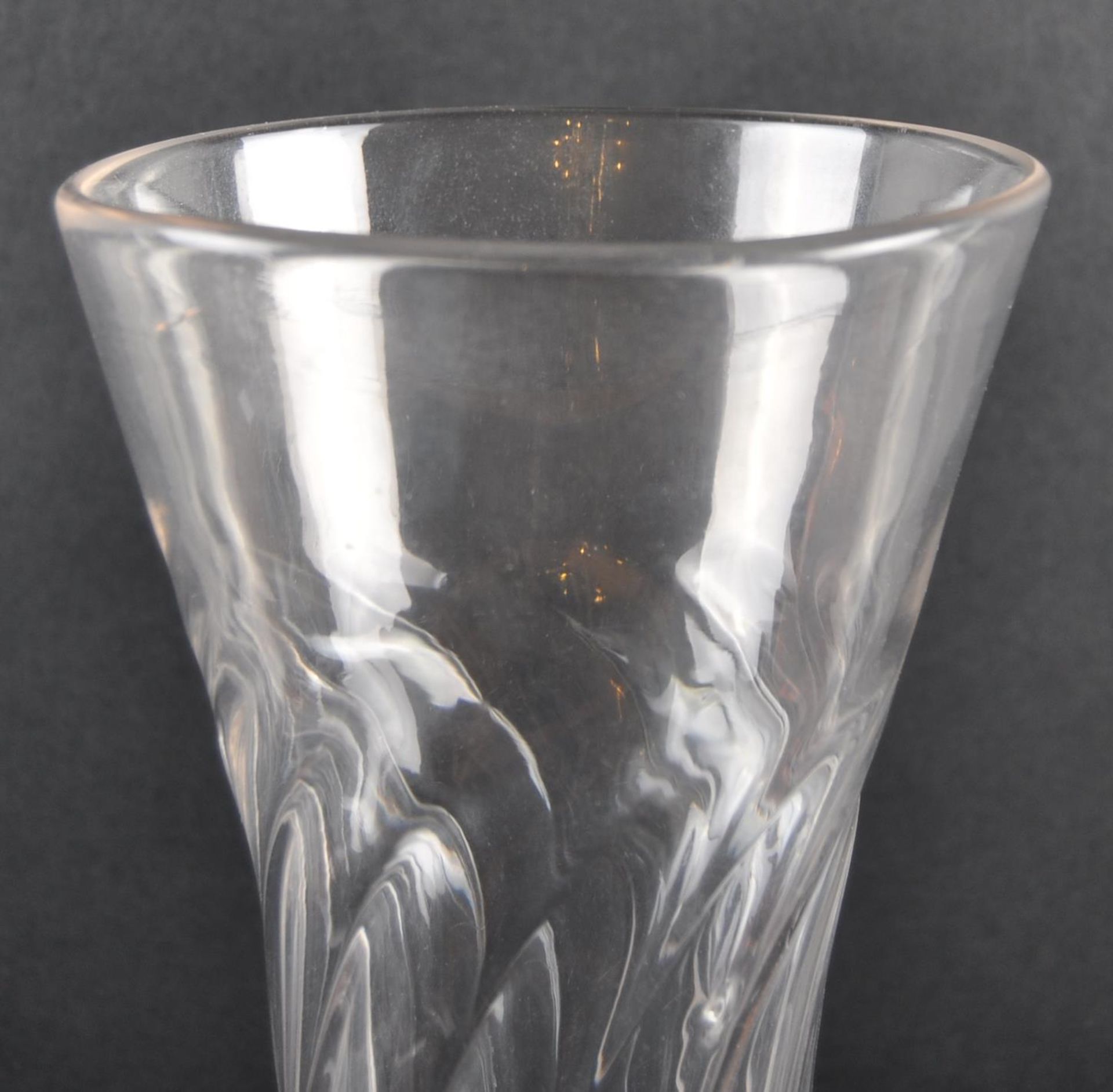 VERY LARGE 18TH CENTURY CEREMONIAL GLASS GOBLET - Bild 2 aus 5