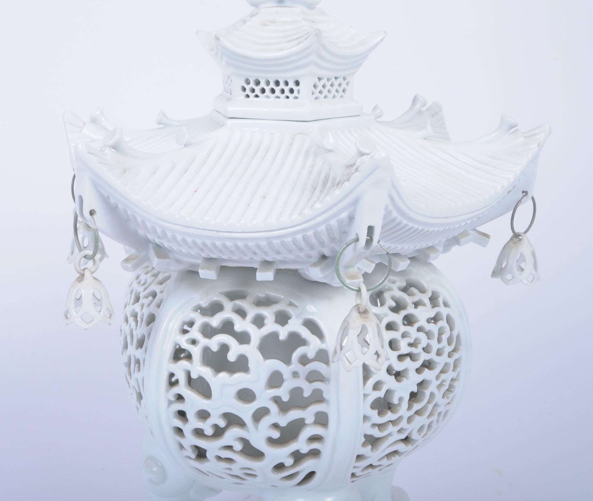 20TH CENTURY BLANC DE CHINE URN IN HEXAGONAL PAGODA FORM - Image 5 of 8