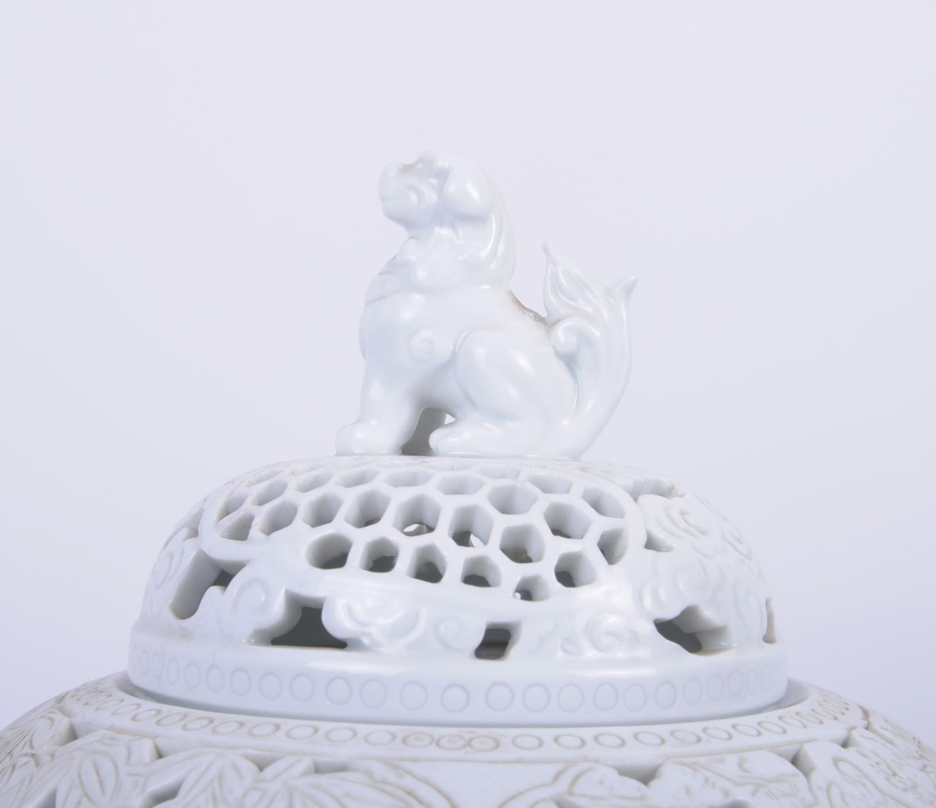 19TH CENTURY BLANC DE CHINE DRAGON & BEEHIVE VASE - Image 3 of 12