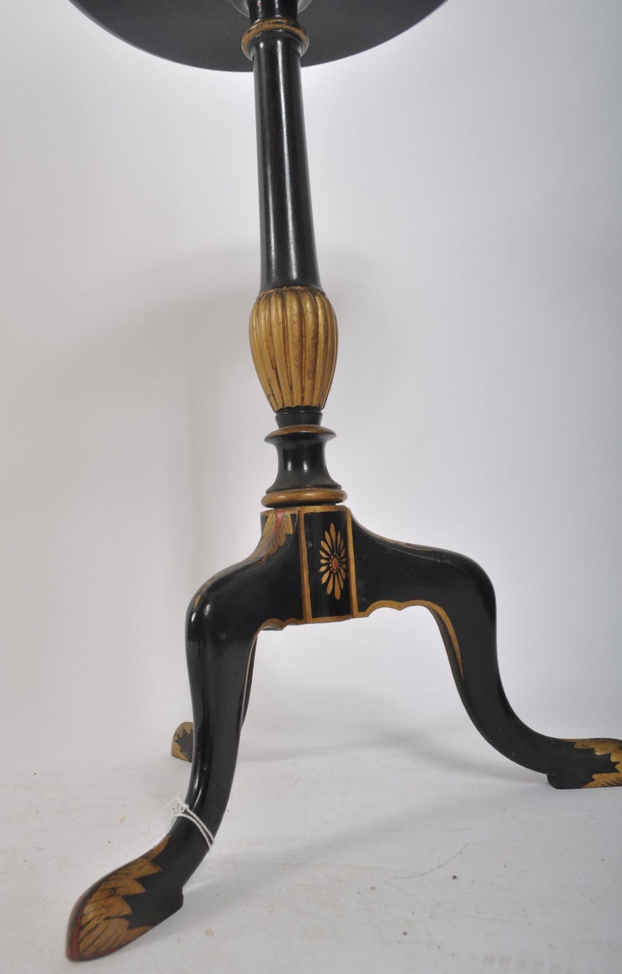 19TH CENTURY BLACK LACQUERED CHINOISERIE PEDESTAL WINE TABLE - Image 5 of 5