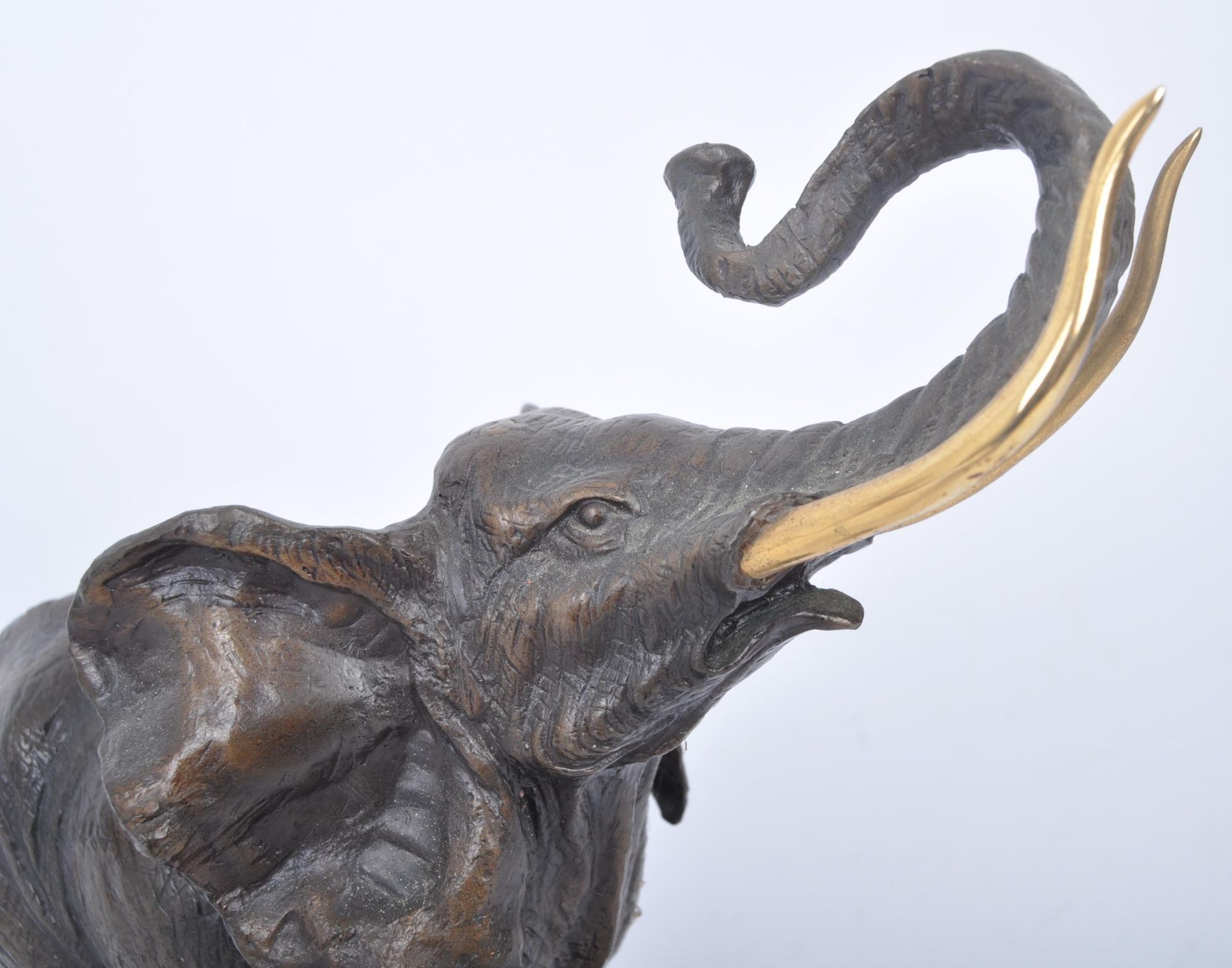 20TH CENTURY PATINATED BRONZE ELEPHANT FIGURINE - Image 5 of 8