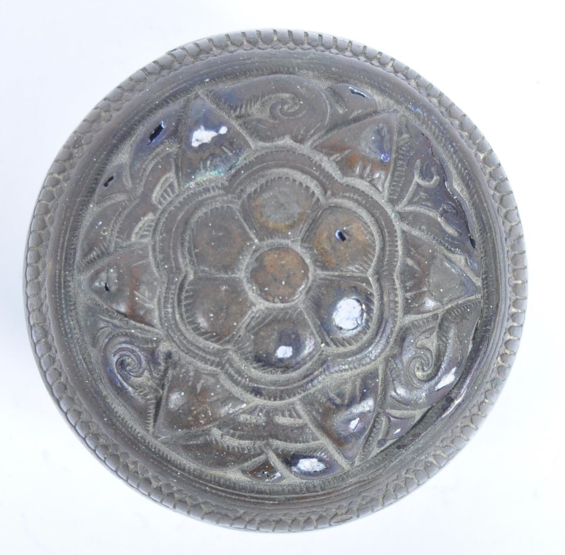 18TH CENTURY INDONESIAN CAST BRASS LIME CONTAINER - Image 2 of 5