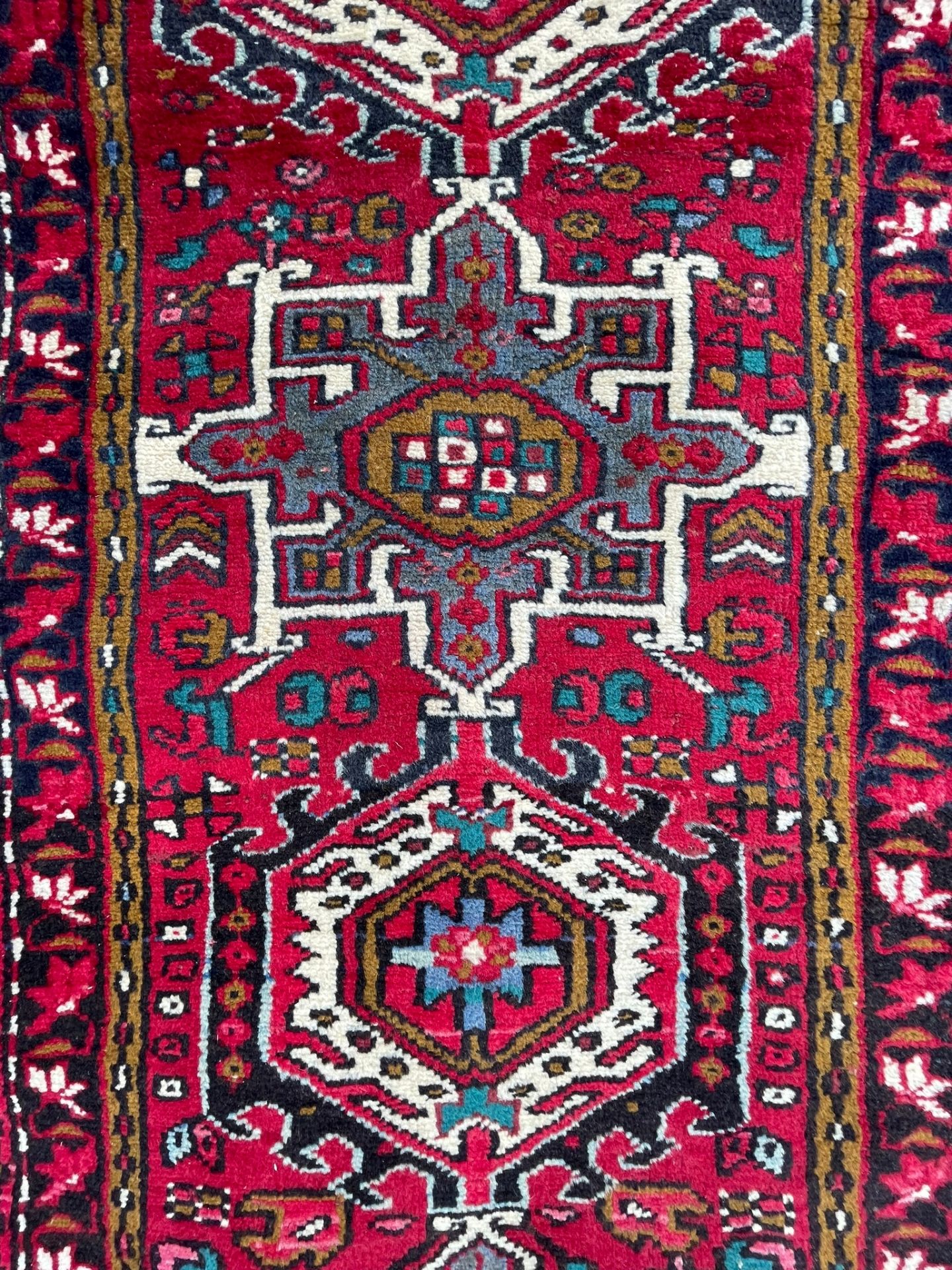 EARLY 20TH CENTURY NORTH WEST PERSIAN HERIZ FLOOR RUNNER RUG - Image 2 of 5