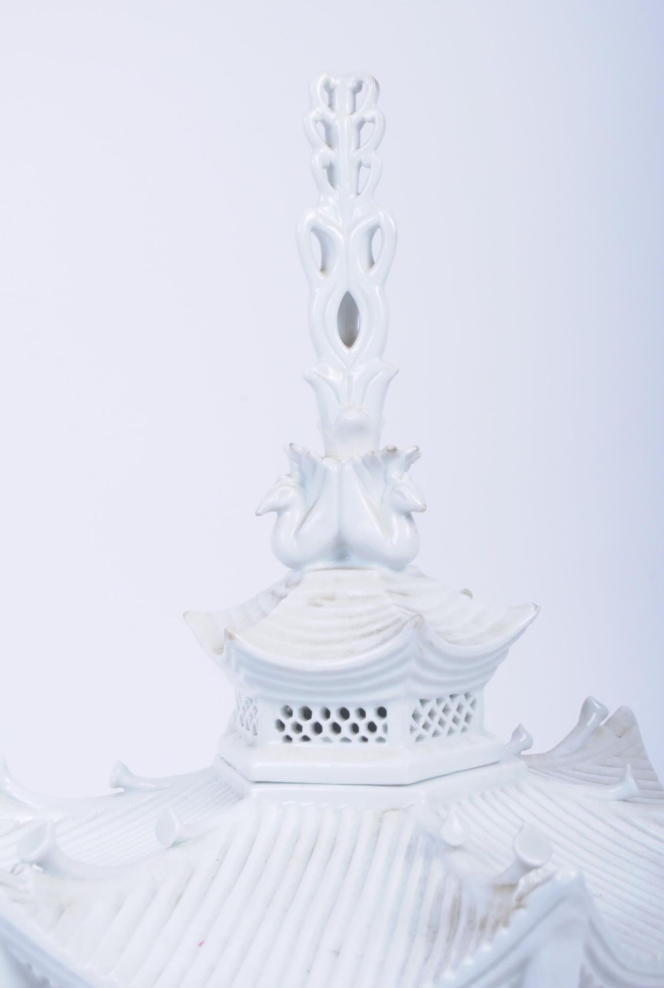 20TH CENTURY BLANC DE CHINE URN IN HEXAGONAL PAGODA FORM - Image 4 of 8