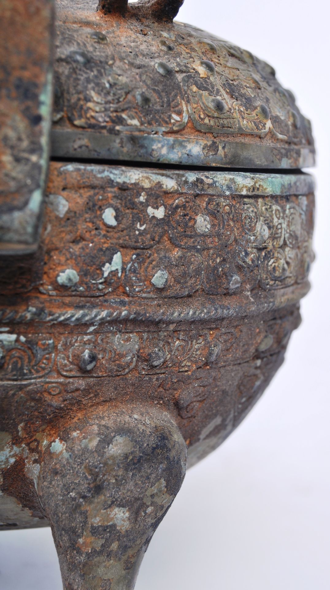 LATE ZHOU DYNASTY CHINESE 'DING' RITUAL BRONZE TRIPOD VESSEL - Image 11 of 11