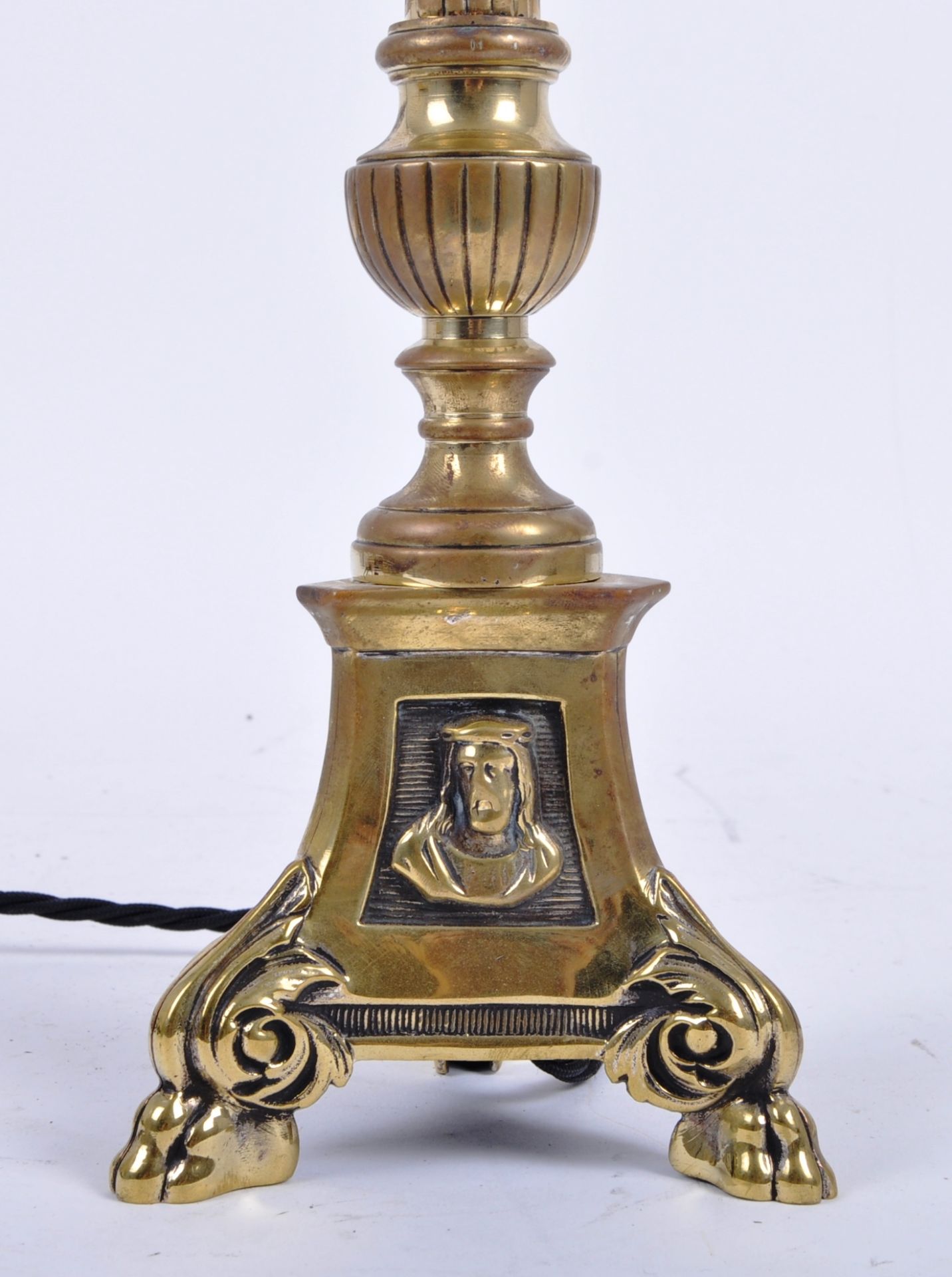 EARLY 20TH CENTURY POLISHED BRASS REEDED COLUMN LAMP - Image 6 of 6