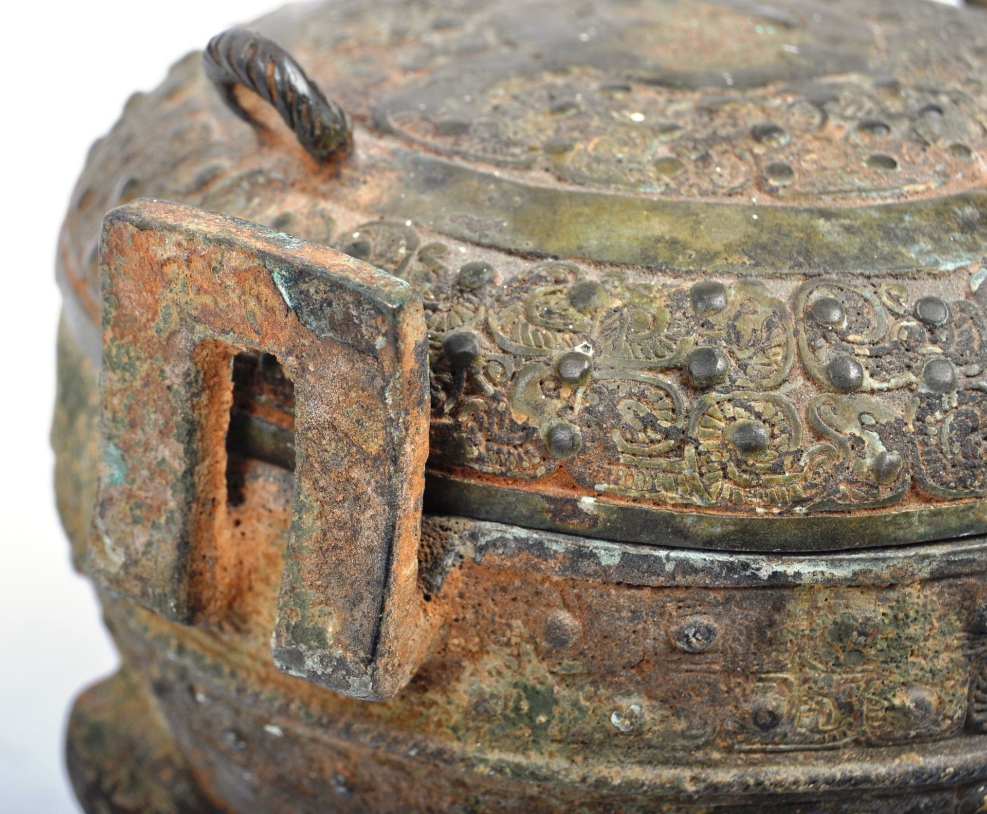 LATE ZHOU DYNASTY CHINESE 'DING' RITUAL BRONZE TRIPOD VESSEL - Image 9 of 11